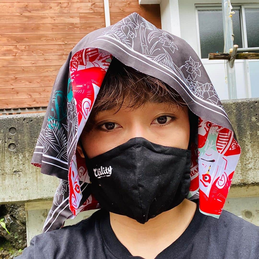 としみつのインスタグラム：「黒いマスクをいただきました。田舎で生きていると慣れるのにとても時間が掛かります。笑  昨日は森へ行きました🏞  #東海オンエア #としみつ  #森」