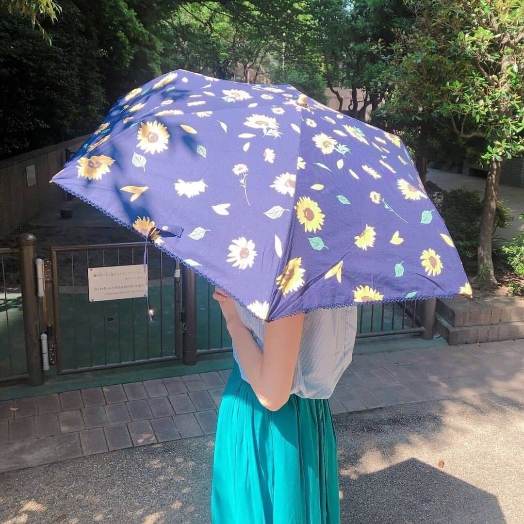 Cocoonistさんのインスタグラム写真 - (CocoonistInstagram)「夏にぴったりなひまわり柄の日傘が登場🌻カバー範囲の広い長傘と持ち歩きに便利な折りたたみの2種類をご用意しました♪晴雨兼用だから急な雨が多い今の時期にも大活躍しますよ👍🥰 ・ 順次発売中😉 ・ #Cocoonist #コクーニスト #ヒマワリ #ひまわり #sunflower #サマーアイテム #ヒマワリデザイン #ヒマワリ柄 #フラワー柄 #sunbrella #日傘 #雨傘 #長傘 #晴雨兼用 #晴雨兼用傘 #折りたたみ傘 #折りたたみ傘ケース #日傘女子 #日焼け防止 #日傘コーデ #梅雨 #梅雨アイテム #梅雨コーデ #雨の日 #雨の日コーデ #夏ファッション #サマーコーデ #夏コーデ #夏カラー」6月28日 15時00分 - cocoonist_official