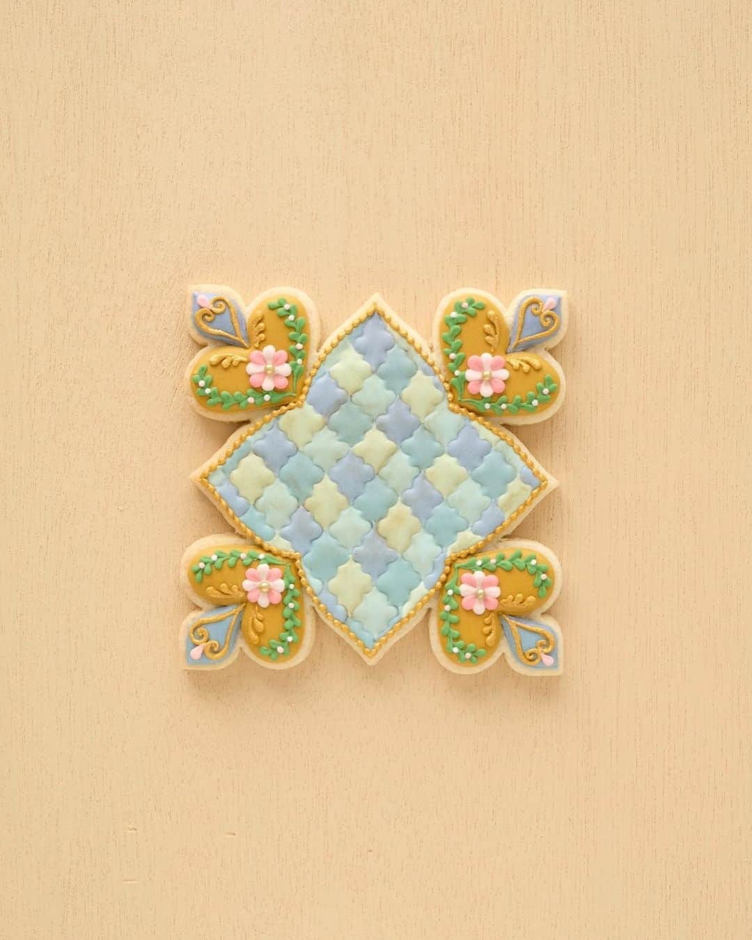 KUNIKAのインスタグラム：「Moroccan tile cookie 🌿💎🌷﻿ ﻿ 悲報...😢﻿ さっきバターを切ってたら手が滑って包丁で爪を半分削いでしまったため、今夜のインスタライブはアイシングではなく、お話会にしようと思います。(21:00から)﻿ 昨日公開された、ねもちゃん編集長の「ほまれ」についてのお話や、この前のZIP!のときのお話とかしようかな😌﻿ 何か話して欲しいトピックがあったら、コメントかDMで送ってください💌﻿ ﻿ それにしても...爪を削いでしまった時って、止血したら傷パワーパッド貼ったら良いのかな🤒﻿ 濡れたら激痛間違いなしだよ〜😭涙﻿ ﻿ #artofkunika」