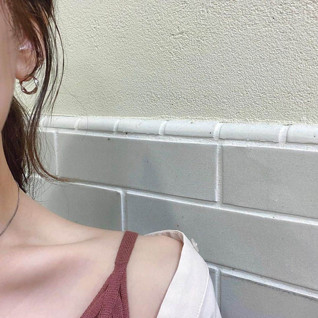 大野真昂のインスタグラム：「☺︎ ・ ▫️earrings▫️ 小ぶりのシルバーなんにでも合う🔗 さりげないのもかわいい...❤︎ ・ 髪結んだ時のおくれ毛も作ってもらった➰ ・ #accessory #pierce #earrings #アクセサリー #ピアス #シルバーアクセサリー #シルバー925 #ポニーテール #おくれ毛」