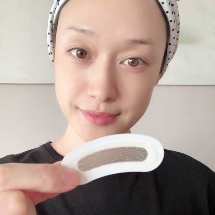 のインスタグラム：「眉間のシワのケアに✨ （お友達やコメントにも、眉間にも貼れるのですか？？）といただき、 そうだ！切ってみよう✂︎✨✨ と思いつきました😆 ◾️アクロパス ダイアモンド @fun_and_natural ・ うん😌カーブもあって、 なかなかいい感じ👍✨ ・ 眉間にシワがよらないように気をつけていても 寝てる間の無意識に眉間にシワがよっていたり😣 表情癖は、自分でもなかなか気づけなかったりしますよね💦 ・ 全成分が ヒアルロン酸＋馬プラセンタだけの針状のシート、 マイクロニードルのパッチで、 角質層までエイジングケア✨ ・ お得なキャンペーン中です🉐 単品10%OFF 3箱セット15%OFF 5箱セット20%OFF 10箱セット30%OFF で購入できます✨✨ ・ #マイクロニードル #アクロパスダイアモンド #マイクロニードルパッチ #ニードルパッチ #韓国コスメ #ヒアルロン酸 #馬プラセンタ  #acropass #instabeauty #beauty #love #pr #셀스타그램 #셀피 #셀카 #일상 #데일리 #뷰티 #미용 #좋아요 #아크로패스」