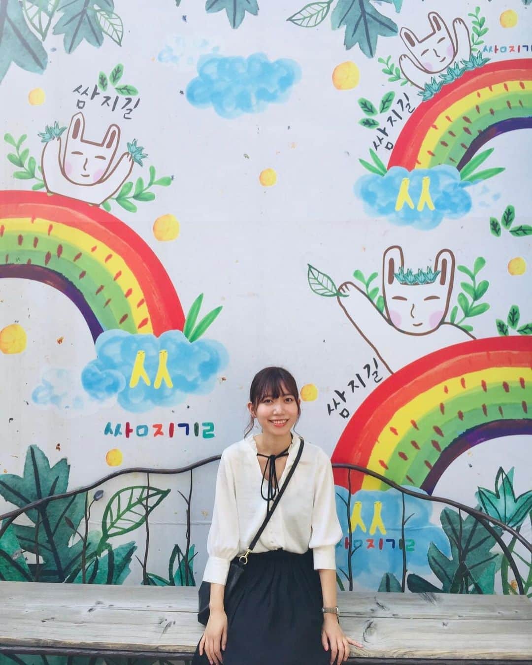 辻詩音のインスタグラム：「[おうちでエア旅行 35] ラジオで韓国ドラマのミリしらをしたので今日はソウルの写真🌈 音楽(ライブ)が出来ず、旅も出来ず、私の2大愛するものが出来ない日々は、心が折れて。 きっと私みたいな人たちいるだろうなと思って、みんなと一緒に元気になりたい！と自粛期間に始めたのが #おうちでエア旅行 シリーズ。今日でvol.35に！ 1投稿で大体10枚上げてるから300枚くらいは上げてるってこと？！✈️ だんだんと未公開旅画像も少なくなってきちゃったな〜早く安心して旅ができる環境になってほしいね🌈 自粛期間には毎日色々な考えをしていました。 大きく環境が変われば、考え方も変わって、自分の夢も変わって。 でも変わらないものもある。私はものを作るのが好きということ。 それをみんなと共有することが好きということ。  未来は全然予測が出来ないですが、後悔しないようにアイデアを形にしていくことに夢中になろうという方向にハンドルを切っています🚗 免許は持ってないけどね。 (昔マネージャーさんに「頼むから免許は取らないで」って言われた記憶ある。 私の運転はみんな想像できるんだって！笑) 7/18のライブは中止になってしまいましたが、無観客ライブ配信を行うことにしました🎤(詳細もう少しお待ちをっ！) そしてその後 ラジオ夢中夜の生放送も行う予定です💻📻 #バナナウユ #明洞 #seoul #korea #ソウル #おうちでエア旅行 #辻詩音 #바나나우유 #トッポギ」