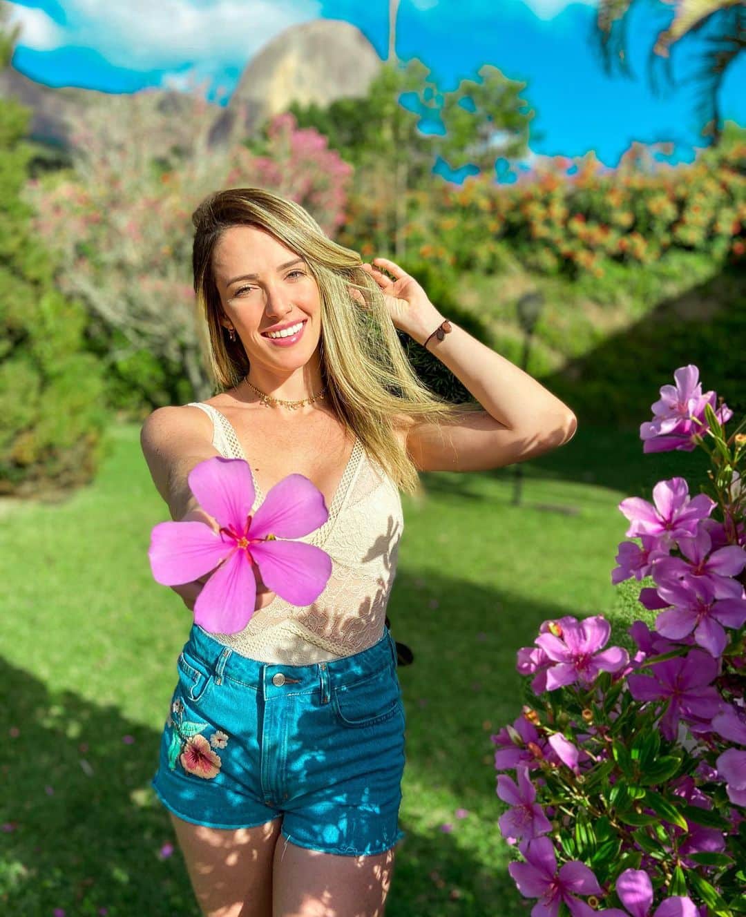 ナターリア・ガウジオのインスタグラム：「Que nunca nos falte flor, nem amor... 🥰🙏🏻✨🌸🍃🏞💖 #flowers #mountains #inlove #peace #nature #freedom #happiness #pedraazul #farm #pink #relax #blessed」