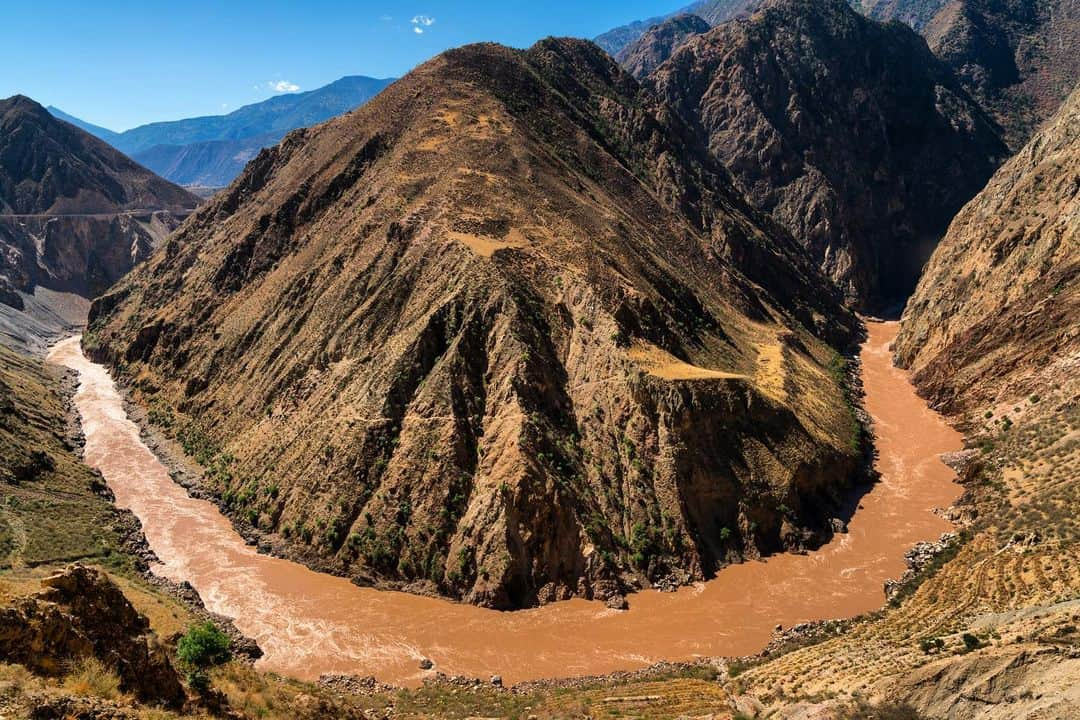 Michael Yamashitaさんのインスタグラム写真 - (Michael YamashitaInstagram)「Big bend on the Mekong outside the village of Cizhong, as the river winds its way south towards the border with Laos. We are reading reports that the river has now turned blue due to persistent drought and upstream dams that have robbed the nutrient rich sediment that normally give it its signature muddy brown appearance. Water looks blue when it is clear enough to reflect the color of the sky, in this case, a warning sign indicating poor health in Southeast Asia’s most important waterway.  Spanning six countries, the Mekong River is an important lifeline to nearly 60 million people across Southeast Asia. The usually fast-flowing river transports sediments across the region, improving soil fertility for farmers and nourishing fishing grounds, bad news for the fishermen and farmers who depend on it for their livelihoods, not to mention the food supply for the millions living along its banks. #mekongriver #lancangjiang #climatechange」6月28日 6時13分 - yamashitaphoto