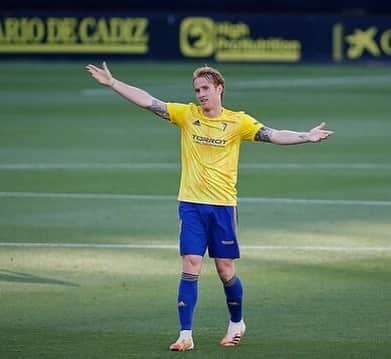 アレハンドロ・フェルナンデス・イグレシアスのインスタグラム：「Ha sido un malísimo día. Pero no hay tiempo para lamentaciones, plena confianza en lo que somos y en cómo hacemos las cosas💛💙」
