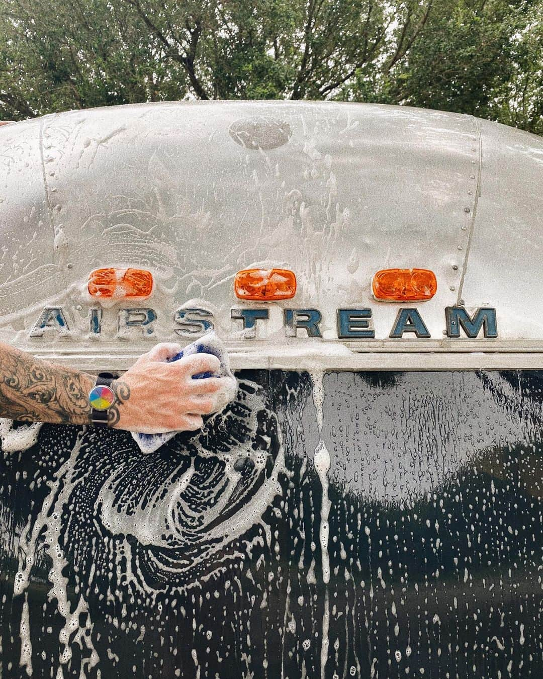 トッドスナイダーさんのインスタグラム写真 - (トッドスナイダーInstagram)「Tiny Tuba Tub Time with @kylekrieger & his 1973 Airstream @tinytubatrooper 🛁🏳️‍🌈🕒 #toddsnyder #TSxTimexPride #Timex  #TSPride2020 #AirstreamRenovation #Airstream」6月28日 6時53分 - toddsnyderny