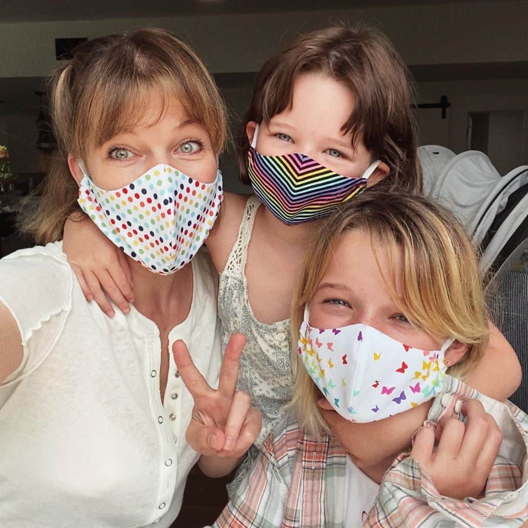 ミラ・ジョヴォヴィッチのインスタグラム：「Thank you so much @geekchicclothing for our awesome new masks!! The girls and I love them so much! It’s so great to get back to normal life in baby steps and wearing our masks is number 1 to staying safe and keeping others safe as well. @geekchicclothing is run by an amazing mom named Lysandra who makes one of a kind, gorgeous, handmade masks and clothes as well! I can’t wait to choose one of the pencil skirts on her website! Check out her page and #supportblackownedbusinesses!✌🏼」