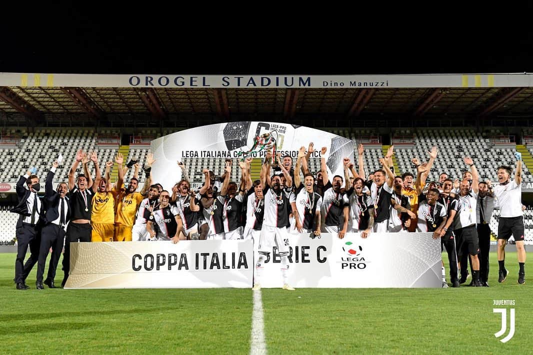 ジョルジョ・キエッリーニさんのインスタグラム写真 - (ジョルジョ・キエッリーニInstagram)「Sono davvero felice per voi ragazzi e orgoglioso di come la nostra Juventus abbia scritto un’altra pagina di storia del calcio. Complimenti a tutti! E ovviamente AVANTI COSÌ!!! ⚪️⚫️ #JuventusU23 #CoppaItalia」6月28日 6時52分 - giorgiochiellini