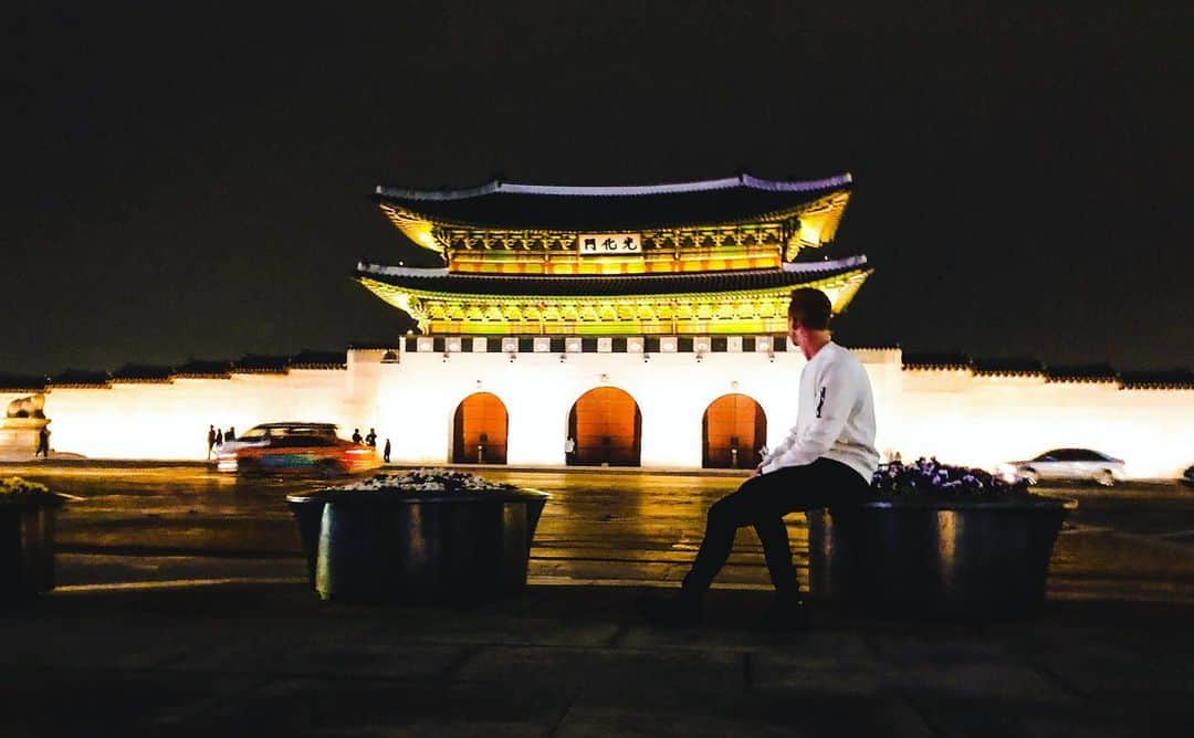 ショーン・ラビットさんのインスタグラム写真 - (ショーン・ラビットInstagram)「Old places have Seoul😍 古いところはソウルがある 📍Gyeongbok Palace, Seoul, South Korea  April 2018 . Been playing with editing night shots to only enhance the beauty. Enjoy 😊  最近夜の写真のエディット練習する。美しさを高めるしたい。美しいですか？ . . . . . #figureskating  #gyeongbokgung #travelphotography  #training  #foodie  #fitfam  #travel  #경복궁 #photography  #ootd  #model  #korea  #mensfashion  #seoul #フィギュアスケート  #トレーニング  #筋肉  #筋トレ  #モデル  #イケメン  #ファッション  #カメラ好きな人と繋がりたい  #コーディネート  #おしゃれさんと繋がりたい  #今日の服  #いいね返し  #インスタ映え  #可愛い  #韓国  #おはよう」6月28日 7時00分 - seanrabbitt