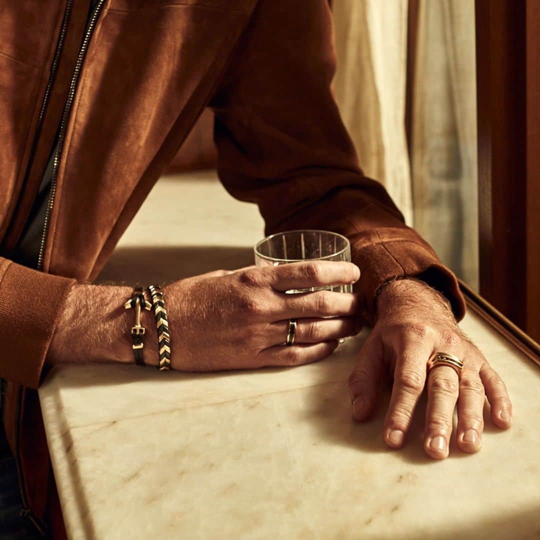 デイビット・ユーマンさんのインスタグラム写真 - (デイビット・ユーマンInstagram)「Golden hour. Layered bracelets with a band ring on each hand are the perfect complements any time of the day. #DavidYurmanMen」6月28日 7時00分 - davidyurmanmen
