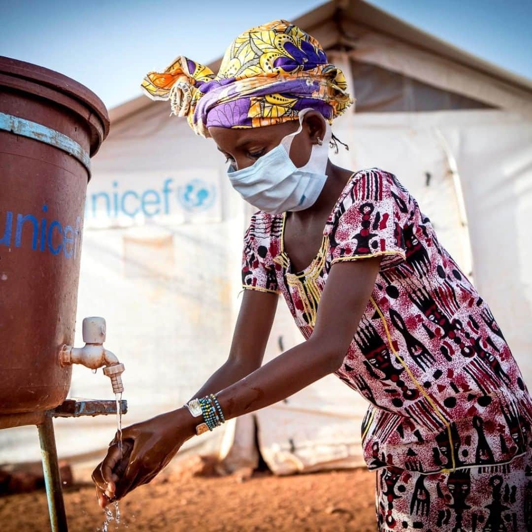 unicefさんのインスタグラム写真 - (unicefInstagram)「Hamsatou, 13, washes her hands thoroughly at a displacement camp in Mali.  Those who live in crowded or unstable conditions, like Hamsatou, are in dire need of basic handwashing resources to slow the spread of #COVID19. We’re calling for a renewed dedication to ensuring that everyone has #SafeHands. © UNICEF/UNI332257/Keïta」6月28日 7時05分 - unicef