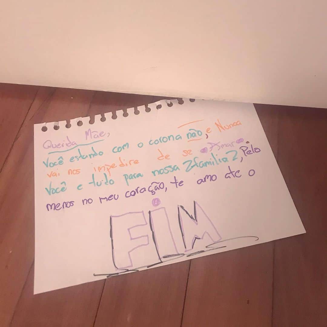 Eliana Michaelichin Bezerraのインスタグラム：「“Querida mãe, você estando com o Corona ou não, nunca vai nos impedir de te amar. Você é tudo pra nossa família, pelo menos no meu coração. Te amo até o fim”  Bilhetinho que o Arthur deixou por debaixo da porta.  Te amo, filho ❤️ #vaificartudobem #arthurmbseminstagram #mariapassanafrente」