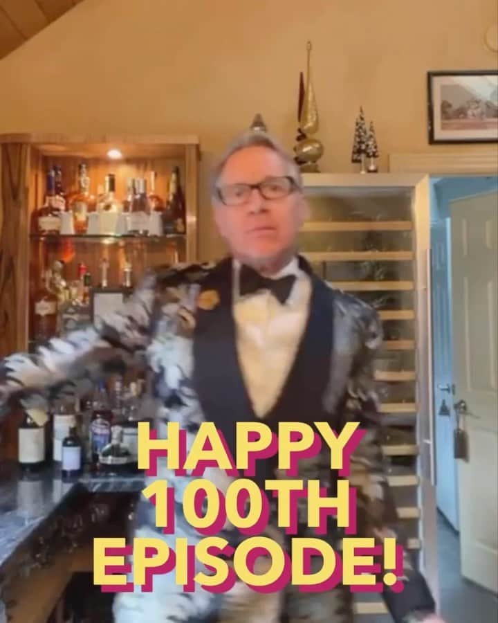 アダム・シャピロのインスタグラム：「Happy 100th Episode of #QuarantineCocktailTime to my virtual drinkin’ buddies @paulfeig and @lauriefeig. I can’t believe you guys did it. 100 days of making everyone’s days a whole lot brighter. You guys put in 100 days, the least I could do was pour a drink and edit a super cut. Cheers! 🍸」