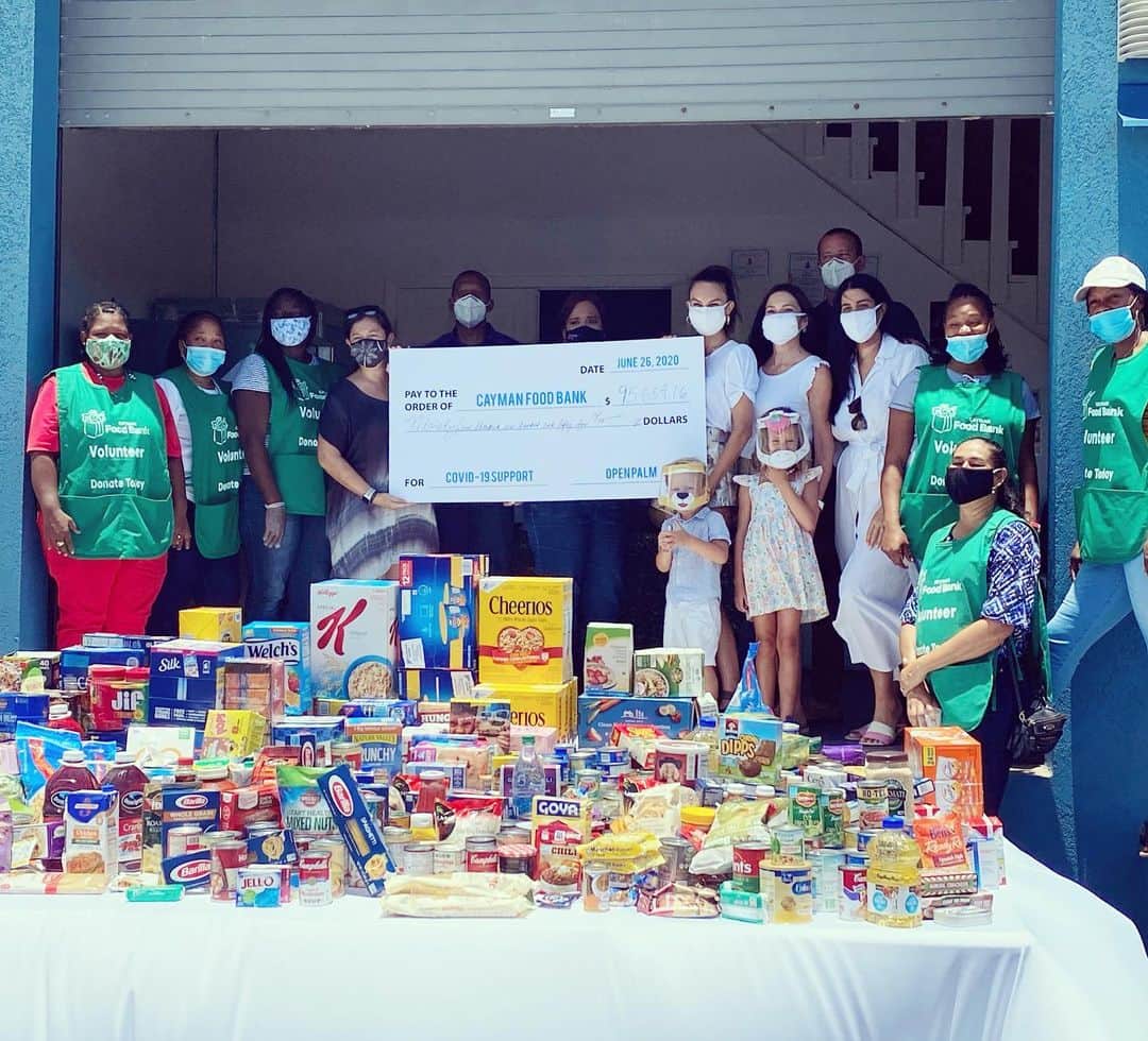 Elizabeth Chambers Hammerのインスタグラム：「Over $95,000 and two suburbans full of food! Thank you, thank you, thank you to all who donated to @caymanfoodbank. We’re forever grateful and happy to announce that this food and this check will supply those in need on the island with food through September. Without tourism and with the airport closed, countless local families are suffering.  PLEASE keep giving. Thank you again to our incredible sponsors and everyone who donated.  LINK IN BIO. ❤️❤️❤️」