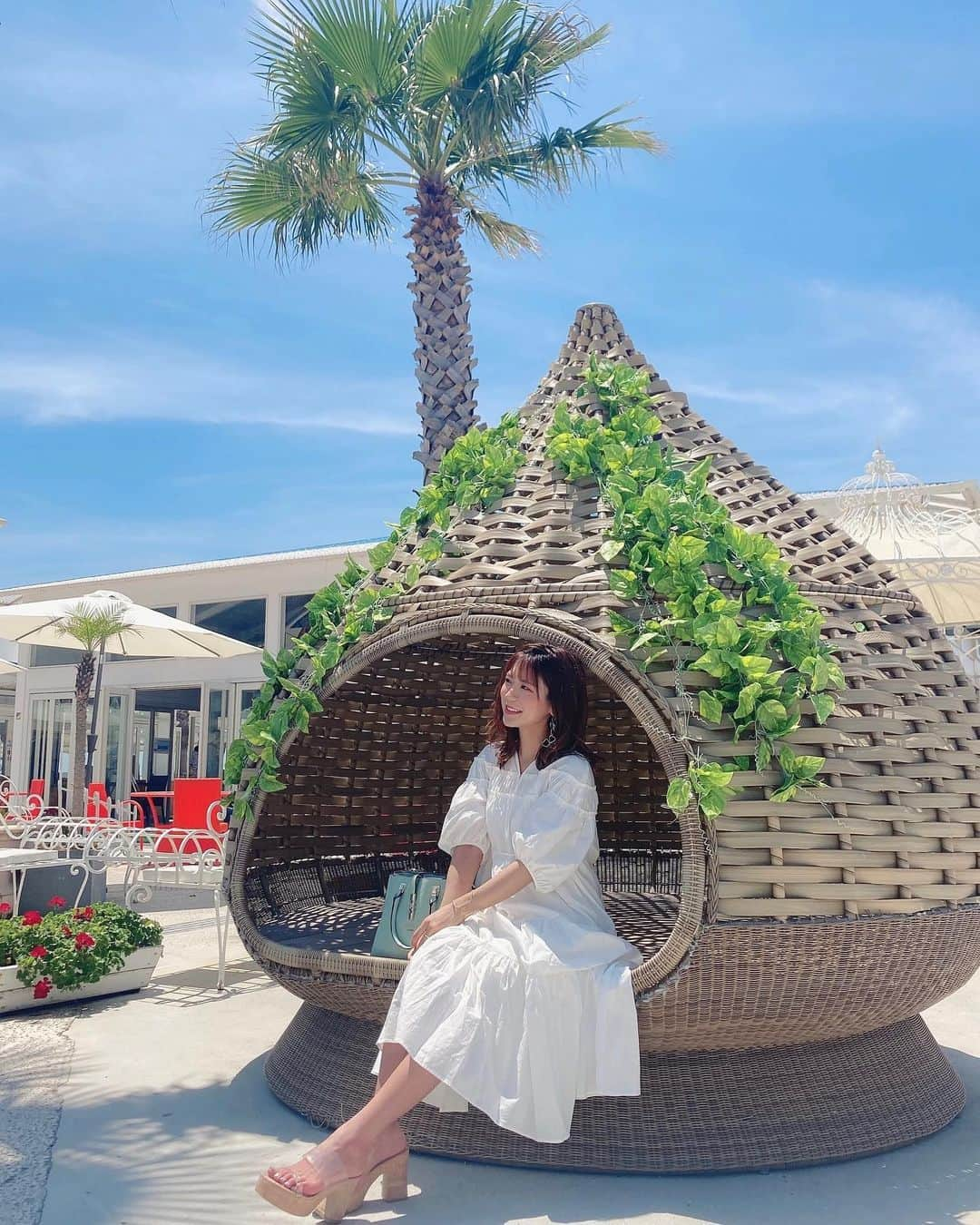 海江田麻貴さんのインスタグラム写真 - (海江田麻貴Instagram)「ㅤㅤㅤ  ㅤㅤㅤ gm🌞🌿 日曜の朝いかがおすごしですか〜🤤🦋💓？ ㅤㅤㅤ  ㅤㅤㅤ　 今日はカイエダ、ラジオ3本あります📻♥️ FM滋賀にて11:55〜/14:55〜『spice-e』、 18:00〜『滋賀日産presents"S"traction』 ぜひぜひお聞きください🥰  ㅤㅤㅤ  ㅤㅤㅤ 淡路島といえば玉ねぎ🧅✨ インスタで見てたここで写真撮れて嬉しかった〜かわうい🥺🤍 ㅤㅤㅤ  ㅤㅤㅤ みなさんステキな日曜をお過ごし下さい🌿 宝塚記念もアツい🏇🔥予想できた？おしえてぇ♥️ ㅤㅤㅤ  ㅤㅤㅤ  ㅤㅤㅤ  #淡路島 #あわじしま #awaji #awajishima #クラフトサーカス #craftcircus #淡路 #あわじ #summervibes #summertime #summer2020 #白ワンピ #コットンワンピ #デコだし #bluesky #青空 #japanesegirl #ニジゲンノモリ #淡路島玉ねぎ #淡路島カフェ #淡路島旅行 #淡路島グルメ #夏ワンピ #夏ワンピース #snidel #スナイデル #guess」6月28日 7時24分 - _makiii0924_