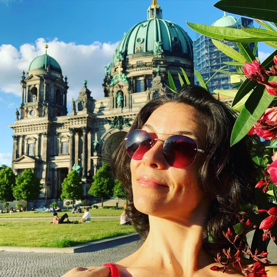 バレリー・イネルシさんのインスタグラム写真 - (バレリー・イネルシInstagram)「Let’s take some vacation in my own city! #berlin #berlincathedral #berlintourist」6月28日 7時30分 - valerie_inertie