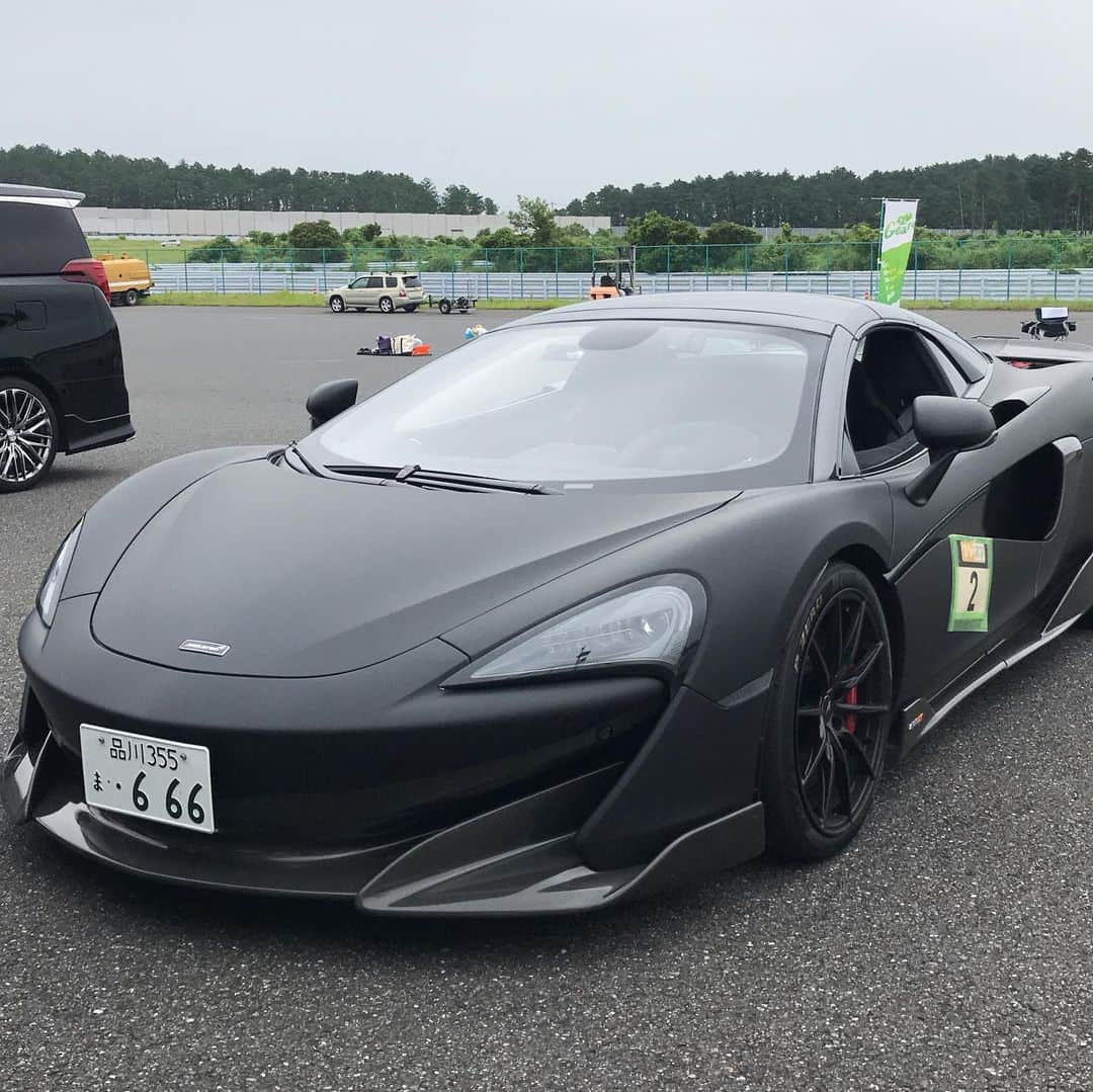 折目遼のインスタグラム：「昨日は袖ヶ浦フォレストウェイにて、KC Racingさん主催のイベントに参加させて頂きました。 担当は、マクラーレン600LTとランボルギーニ ウルスでのサーキットタクシー。 600LTはレーシングカーの感覚で走れちゃう。 →本気アタックしてみたい（笑） ウルスは4人乗車で、1分20秒 →意外とサーキット走れちゃう  そして、夜は誕生日パーティを開いて頂きました🎉 38歳！今年も頑張りましょう👍 #wine #1982 #600LT #ウルス #サーキット #レーシングカー #fff #rq #kcracing」