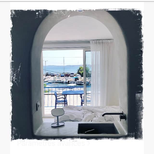 エマニュエル・ベアールのインスタグラム：「##roomwithaview 💙 @reine.jane such a lovely place ...」