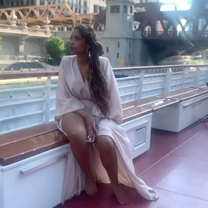ジェニファー・ハドソンのインスタグラム：「Let me take you were peaceful waters flow @glblctzn @msgladysknight #chicagoriverwalk #peacebestill」