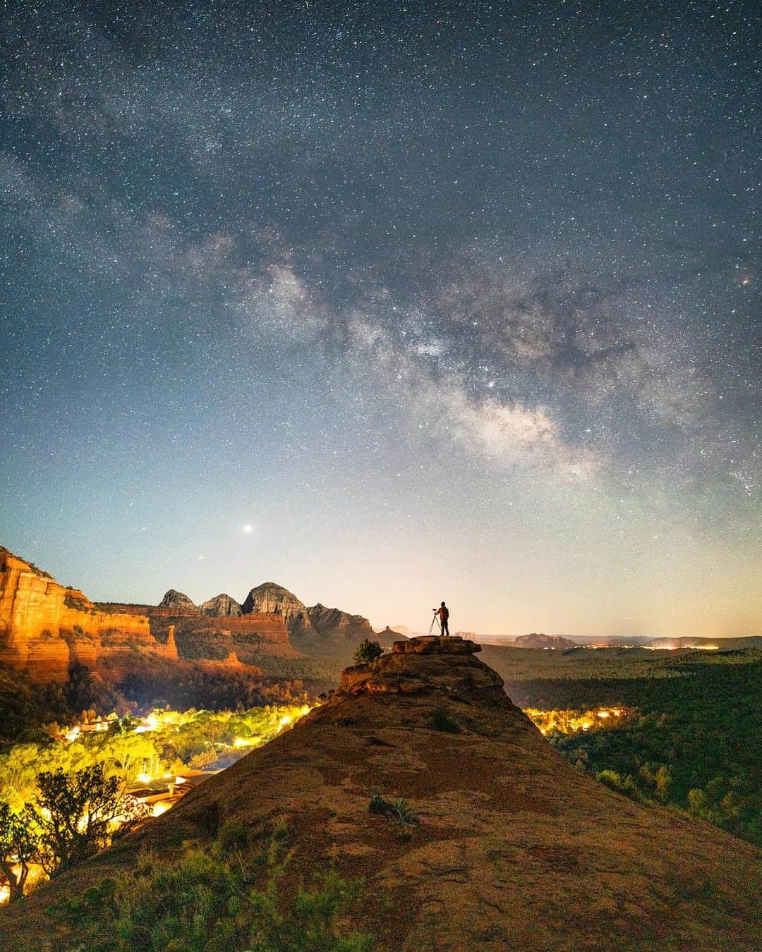 クリス・バーカードのインスタグラム：「If there’s one critical piece of advice for successfully shooting the Milky Way, or any “night” exposure for that matter, is to always find your location & composition during the daytime. This is much about safety as it it’s about success in the image creation. I can’t tell you how many times I have driven through the dark only to get my unfamiliar location tired hoping to muster some creative juices to then compose an image. Often times you are in an unfamiliar place, in a forest, on a cliff edge or ,ideally, somewhere remote and dark. It’s a recipe for disaster & I have the scars to prove it. Finding your composition during the day, or taking the time to scout, research & return to a place you are prepared to shoot always seems to yield much better results !  This photograph, successfully created after scouting the Milky Way using the Photo Pills app - augmented reality night mode. And a short hike the night prior.」