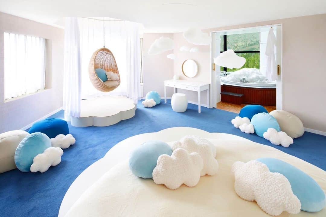 星野リゾート　トマムさんのインスタグラム写真 - (星野リゾート　トマムInstagram)「#雲ガールステイ　#Cloudconceptedstay  客室で雲のふわふわ感を満喫できる雲スイートルーム。雲をテーマにした家具やアメニティを備えています。  プランに含まれている雲パーティーでは、ベッドルームにバルーンを飾り、ふわふわした素材のルームウエア、雲の形をしたクッキー、シャンパンを用意します🍾🥂✨ "Kuno suite room" is a cloud-themed room decorated with cushion and furnitures shaped of cloud. You can have a party wearing soft pajamas and having champagne with baroons.  #星野リゾート #リゾナーレ #リゾナーレトマム #トマム #hoshinoresorts #risonaretomamu #risonare #北海道 #Hokkaido #北海道旅行 #星野集團 #Hokkaidotrip #Japan #japantravel #雲海テラス #雲海 #UNKAITERRACE #絶景  #旅行気分 #おうちで旅体験 #旅は魔法 #妄想旅行 #Unkai」6月28日 7時55分 - hoshinoresorts_tomamu