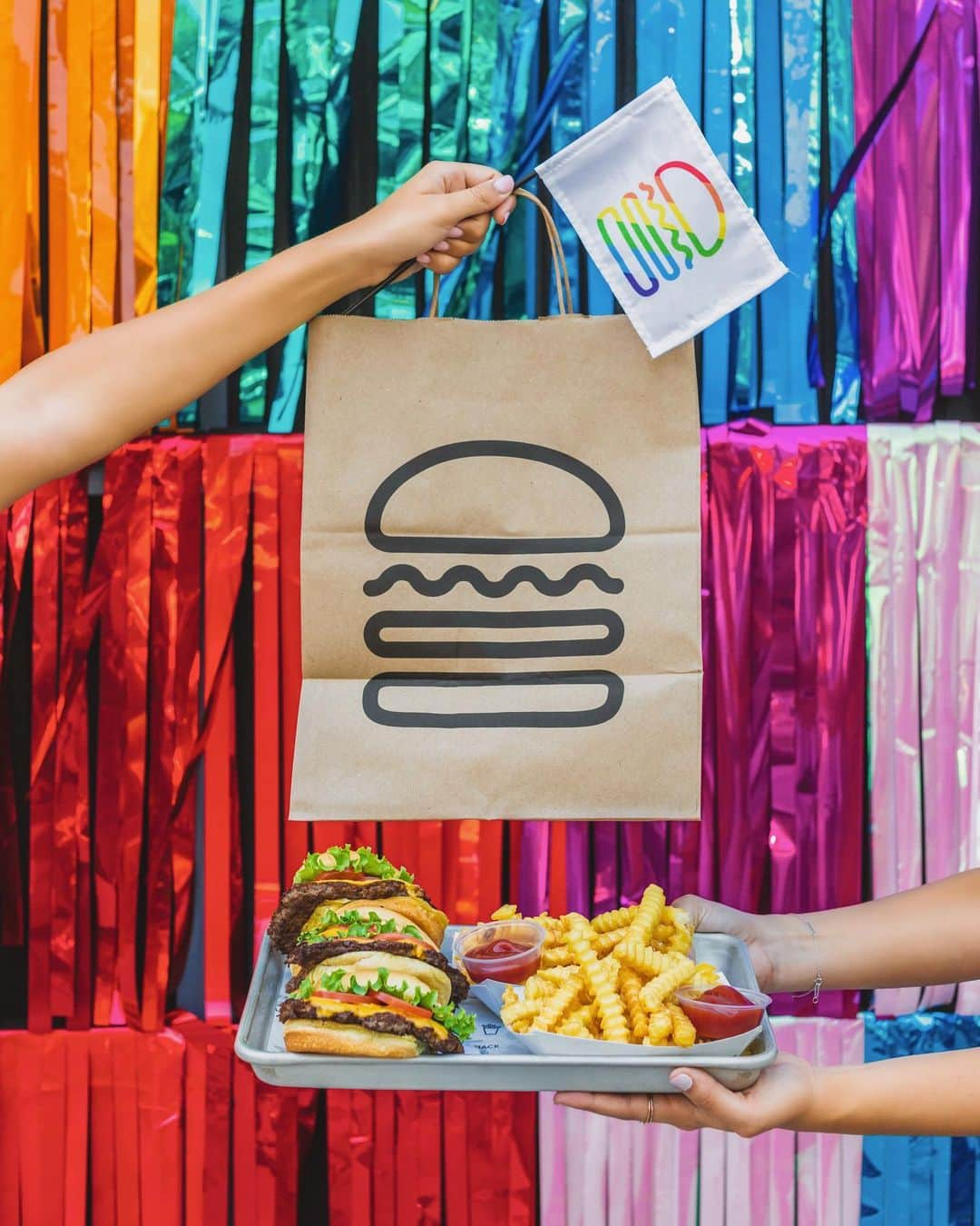 SHAKE SHACKさんのインスタグラム写真 - (SHAKE SHACKInstagram)「One year ago, we walked in the NYC Pride parade with our Shack fam. This year’s celebration looks a little different, but we’re still committed to spreading the love. Happy #pride🌈! #shakeshack」6月28日 7時55分 - shakeshack