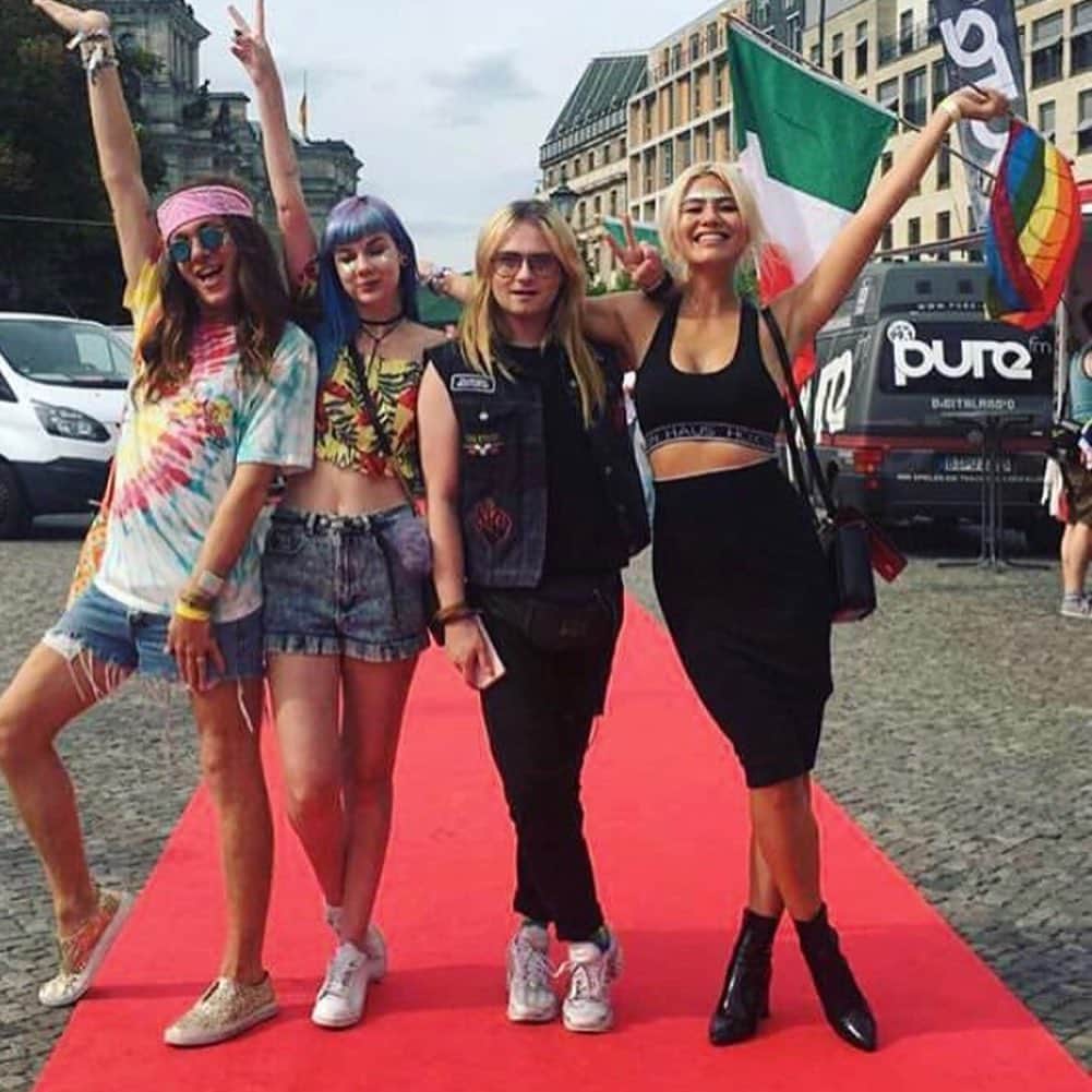 Mali-Koa Hoodのインスタグラム：「Happy pride weekend to all my LGBTQ+ family across the world. I’ve only ever felt surrounded by a continual outpour of love all my life from everyone across the rainbowed spectrum. I wear PRIDE on my sleeve and in my heart for you everyday! The tune doesn’t age and it will never change. May we use this time of global reflection to implement diversity, encourage inclusivity and equality for all #pride🌈」