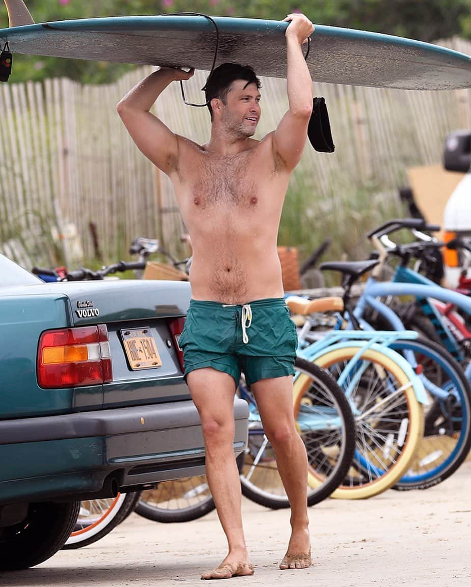 Just Jaredさんのインスタグラム写真 - (Just JaredInstagram)「“SNL” star Colin Jost is looking hot in this new shirtless photo from his surfing session in The Hamptons! Tap this photo at the link in bio to see more. #ColinJost Photo: Splash」6月28日 7時57分 - justjared