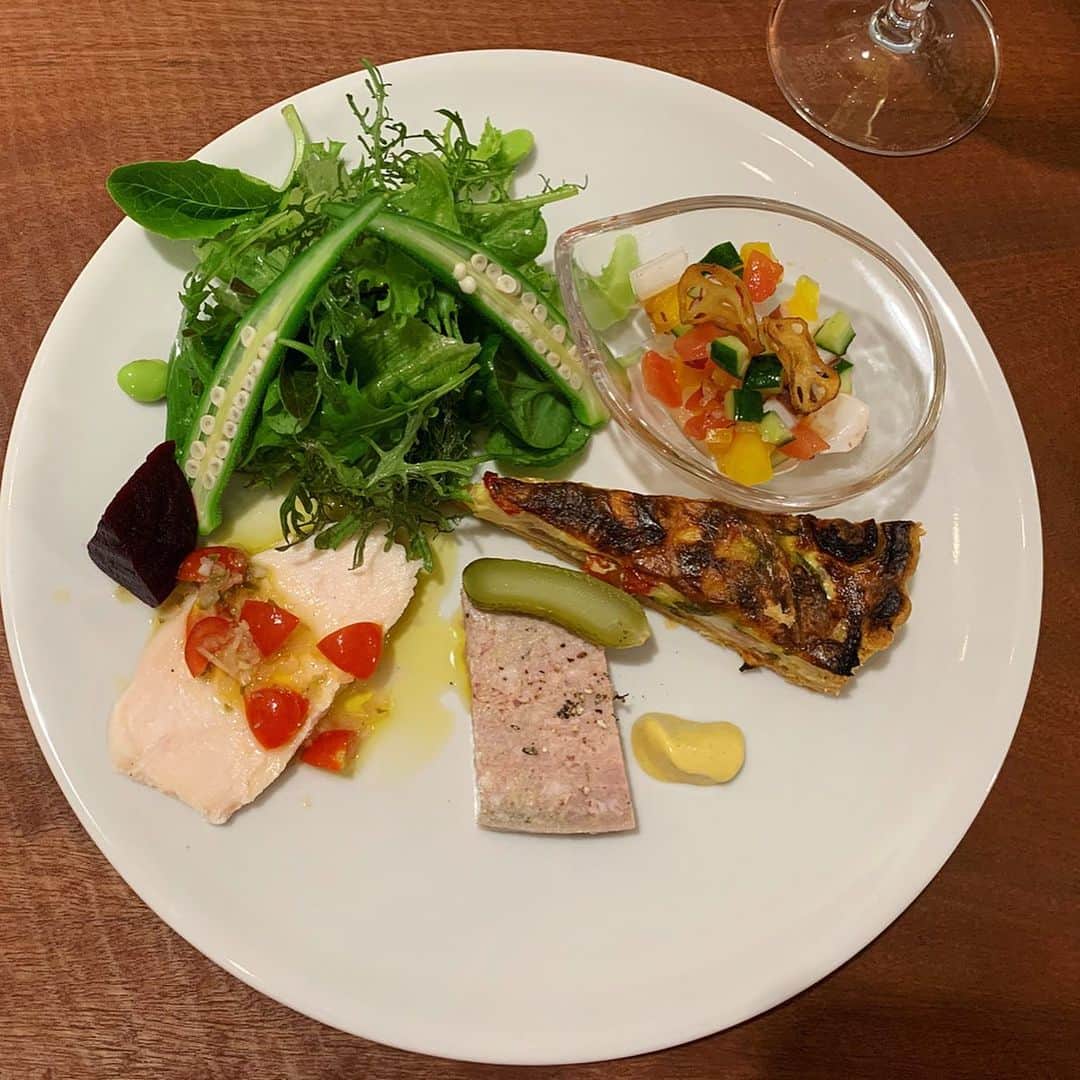mikiのインスタグラム：「昨夜はお友達とのdinner こういうのが久しぶりで、 話も尽きず、 3時間があっという間で 帰り際時計を見てビックリしてしまいました。 ずっと食べてみたかった#passeatable さんのお料理は 妄想通り、お人柄のように優しくて美味しい♡こんな幸せな時間がやっぱり明日への元気に繋がるのだな。」