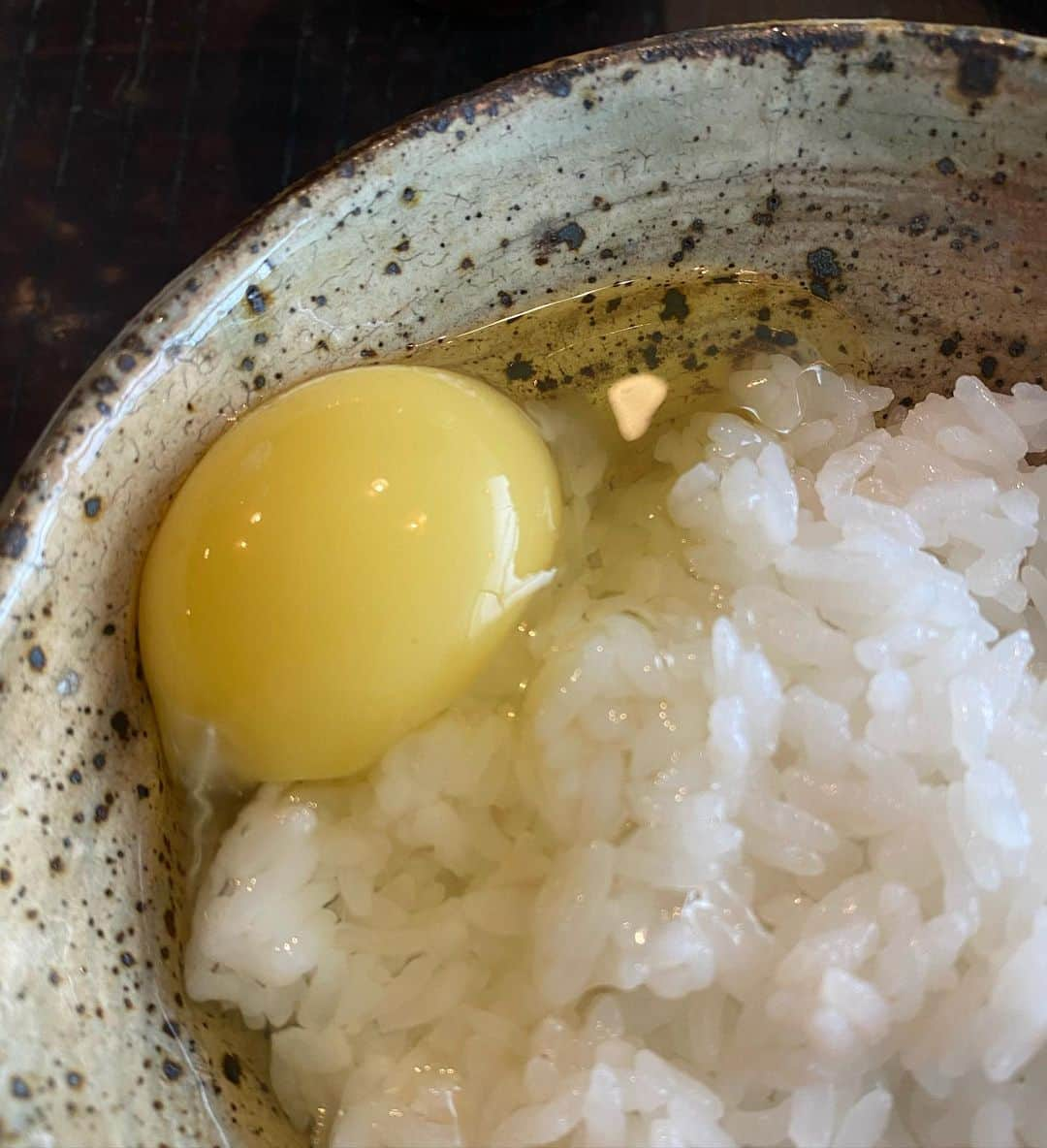 後藤しおりさんのインスタグラム写真 - (後藤しおりInstagram)「《豆/とう会員に関して》 明日より現会員の皆様へ順々にご連絡させていただきますので、もう少しお待ちいただけますようよろしくお願いいたします。  ご質問やお問い合わせを多くいただいておりますが、新規に関してのご質問にはお答え出来かねます。ご理解いただけますと幸いです。  お取り寄せ含め、公表している情報以外、お伝えすることができません。皆様平等にお知らせをしたく、お取り寄せ入荷時間などのお問い合わせもお控えいただきたく思っています。  また現会員様へ、4月に新型コロナのため業務をお休みしていたため、前回の瓶詰め発送分より郵送月を1ヶ月ずらしてお届けしております。7月に最後の発送となりますので、よろしくお願いいたします。」6月28日 8時20分 - shiorigoto_tou