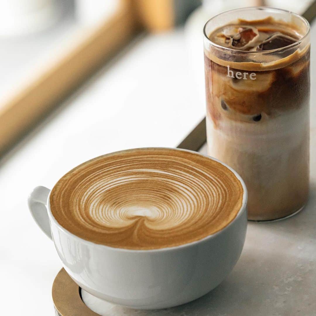 山口淳一さんのインスタグラム写真 - (山口淳一Instagram)「Hot or Iced for today?  店内の席は7/1より開放予定です。 — #japan #kyoto #here #coffee #herekyoto #canele #latte #latteart #art #cafe #slayer #espresso #roasting #glass #日本 #京都 #コーヒー #カヌレ #ココカヌレ #ラテ #ラテアート #アート #スレイヤー #エスプレッソ #焙煎 #バリスタ #グラス #おうちでココカヌレ #お取り寄せ #お取り寄せスイーツ」6月28日 8時22分 - junichi_yamaguchi