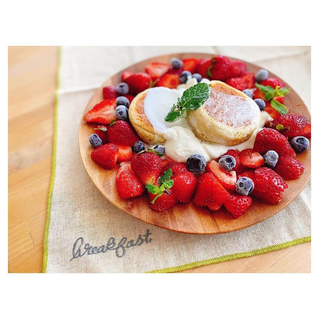 荒川れん子のインスタグラム：「I tried to copy this homemade soufflé pancake from a certain cafe at Monserrat Ave😝 某カフェのスフレパンケーキを真似てグルテンフリーで作ってみました。今日の学び。生クリームはパンケーキが冷めてからかけるべし。って基本じゃん！と自己突っ込みしたね😅 生クリームがあっという間に溶けるから最後は焦っちゃって、本当はパウダーシュガーかけるとかもっと盛り付け凝ろうとしたのに、ま、いっか、と早々に諦めました😂 おうちで作るとこんなもんだ😂😂 . #詳しくはブログで 後ほど💦 . . #hawaii #luckywelivehawaii #hawaiilife #foodie #foodporn #homemade  #lifeisajourney #instahawaii #sweets #pancake #breakfast #brunch #organic #strawberry #blog #homecooking #glutenfree #ハワイ #ハワイ生活 #ハワイ暮らし #日々の暮らし #ハワイ好き #スイーツ #朝ごはん #パンケーキ #おうち時間 #おうちカフェ #いちご #朝活」