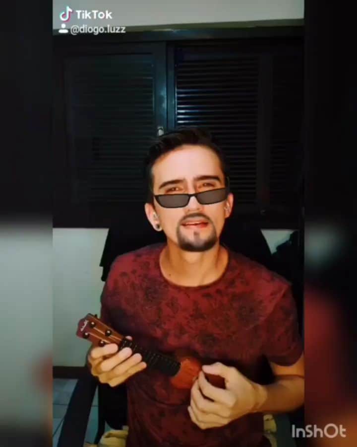 Sorriso Marotoのインスタグラム：「Não tem Corona certo quando o assunto é a criatividade do brasileiro 😂 😂 😂 😂  #Repost @diogo.luzz ・・・ Aquele pagodinho do Sorriso Maroto😌❤️ #sorrisomaroto #sorriso #maroto #vinisorriso #pravc #viralizou #trend #musica #music #comedia #comédia #trend #popular #levezadescebem #domingoespetacular #sucesso #pagode #pagodinho #instigante #livesorrisomaroto #fiqueemcasa #comigo #lives #sorrisoamaasantigas #sorrisoamaasantigasarevanche #lucianohuck #caldeiraodohuck #pagodeando #sorrisomarotodevoltaproamanhã  @vinisorriso @eusergiojr @sorrisomaroto  @bcbrunocardoso @lucianohuck  @eliana  @rodrigofaro  @horadofaro  @domingoespetacular  @carioca  @portadosfundos  @fatimabernardes」