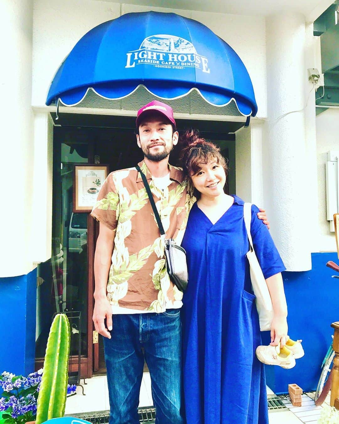 有坂美香のインスタグラム：「6/28 Sun Mika Arisaka Birthday Acoustic Live🌈  この度はコロナ自粛中に引き続きThe Sunshowersメンバーとしてオンラインにて歌い続けてくださった皆様への感謝企画としてオンライン配信します❣️ オンライン配信がメインですが、場所を提供してくださった　坂ノ下のLight House も人数限定で観覧可能となりました！ そして、急遽　極楽Famila ファミリーの Shinjyu Kobayashi も参加してくれます💕　　@juju_bass  また　コスガツヨシおよび私にリアルに繋がっている方で配信観覧(zoom)ご興味ある方は直接メッセージ下さい^_^ 6:15 pm zoom オープン、6:28 pm (頃) ライブスタートです！ 我々に質問コーナーあり、まったり楽しく過ごせたら嬉しいです⭐️ ライトハウスさんの記事転送します。  6/28(日)鎌倉坂ノ下Lighthouseにて、有坂美香 with コスガツヨシによるOnlineLiveがあります🎤 今回はOnlineがmainとなる為、会場ではワイワイと騒ぐ感じではありませんが、しっぽりと夫婦Duoの奏でる音楽を聴きに是非遊びに来て下さい📣  残り数名ですが会場にご案内できますので、ご連絡をInstagramのメッセージかFacebookのメッセージ、もしくはLighthouse☎️0467539730まで連絡を下さいませ👍  また、当日は美香ちゃんのBirthdayで〜す🎂お祝いしましょう🥂  Open 17:00 Live start 6:28 Fee¥3000 食事付き 🍕🍟🐟🐙🧀🥖 @ Cafe×dining LIGHT HOUSE」