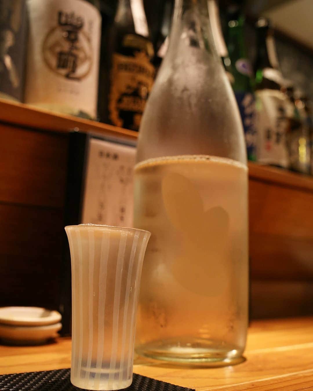 く～さんのインスタグラム写真 - (く～Instagram)「一昨日、仕事終わってふと日本酒が飲みたくなり、久しぶりに845さんへ🍶 お二人ともお元気そうで安心しました。  夫も後から合流し、色々と飲みましたよ。夏酒も出て来て季節を感じます。お刺身と合う🐟そして生タコポン酢、これ好きです！おつまみ美味しいのです。  日本酒のテイクアウトも。可愛いボトルで家飲みも出来ますね～。ご馳走さまでした！ しっぽり酔い夜でしたっ。 #トコトコサケメグリ #外飲み #日本酒 #居酒屋 #ぶらり中央線 #中央線が好きだ #中野 #刺身 #ほろ酔い #Ohmine #長陽福娘 #黒魔斬 #佐久の花 #酒好きな人と繋がりたい #japanesefood #japanesesake #🍶 #foodphotography #foodpic #foodstagram #igersjp #tokyocameraclub #Tokyogourmet」6月28日 9時05分 - cafecafecoo