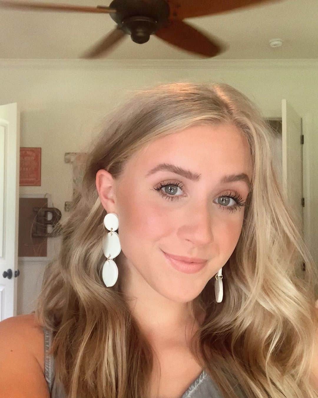 ベイリー・キーのインスタグラム：「• • • Thank you to @kendallbethscollection for the cutest earrings. I’m obsessed! 🤍」