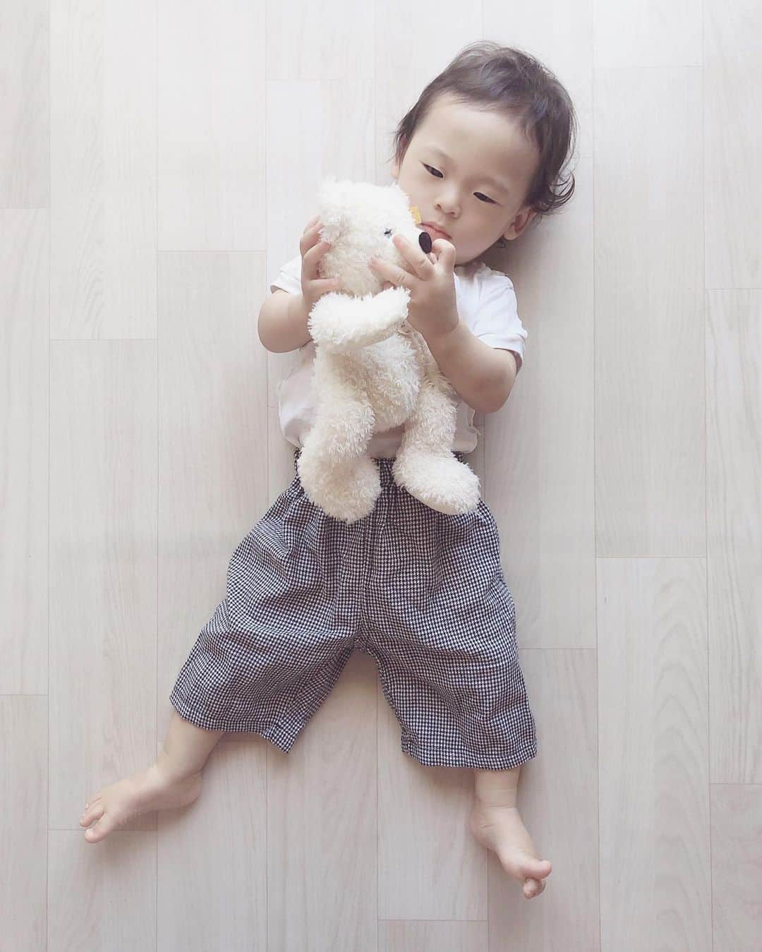 のインスタグラム：「1歳こえて成長のスピードがより速く感じる🧸 特に手足を使う動作と言葉がよく出てきた。 ・ ・ ☑︎名前を呼ぶと手を挙げてはいー🖐🏻って答える ☑︎はぁ〜いって言いながら物を渡してくれる ☑︎いってらっしゃいのお見送りする👋🏻 ☑︎洋服は90サイズ ☑︎朝から🍌2本＋🍞＋ベビダノン＋🥛 ・ ・ 時々お姉ちゃんのものをいじったり壊したりしてケンカしてる。10歳差だからケンカとかないだろうなぁと思ったけど、そんなこと全然なかった。  #1歳 #1歳男の子コーデ #令和ベビー #5月生まれ #保育園」