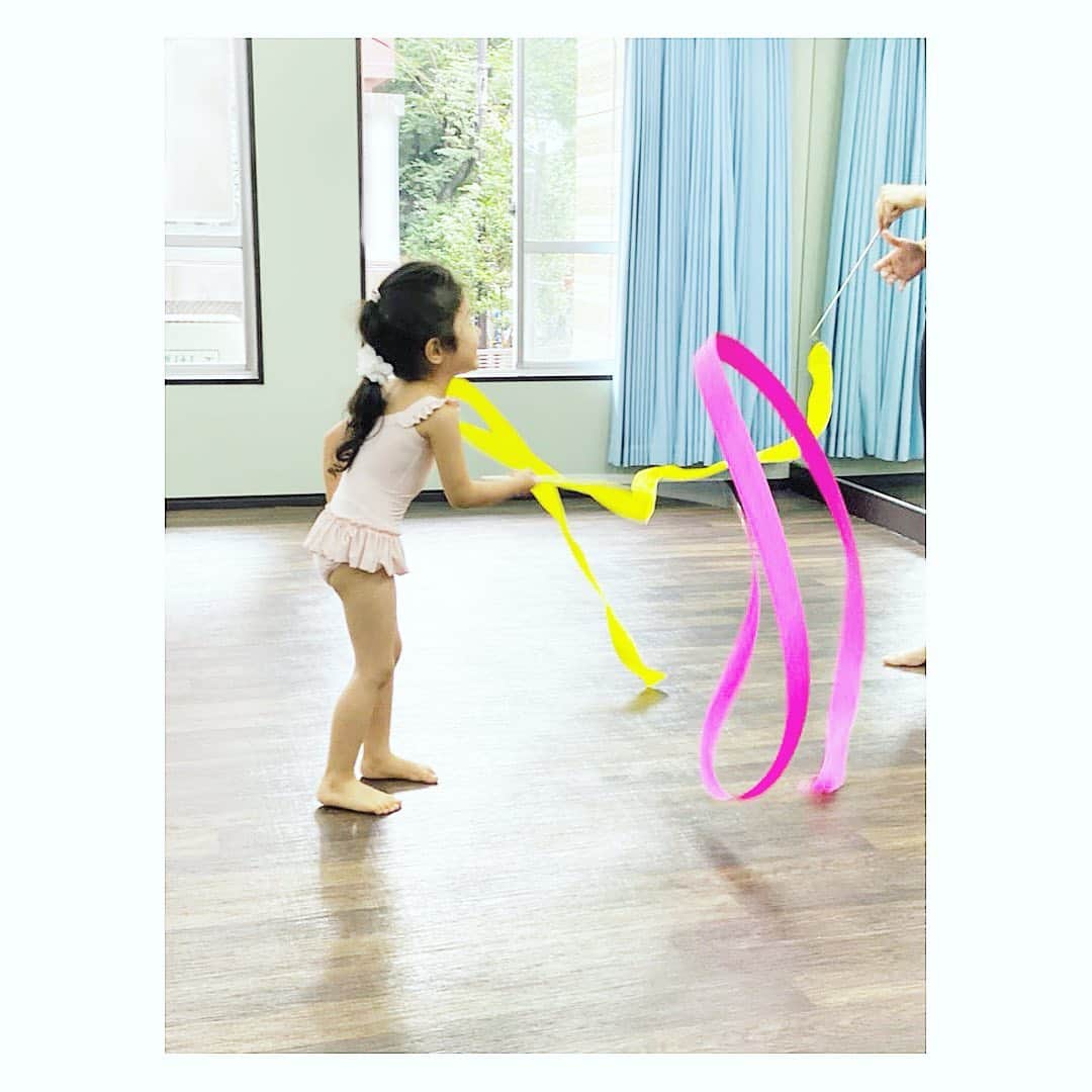 廣瀬規子のインスタグラム：「ずっと、ずっと着たかった @repettoparis のレオタード。 ・ ようやく活躍する日がやって来ました✨ ・ もう、もう、楽しくって、楽しくって❤️ ・ ・ #娘の楽しそうな顔をみると #こちらまで嬉しくなる #3歳女の子 #習い事 #ポーズつける時に #お嬢だけ何故か🐙のお口 #このまま行くと #お笑い路線 #まぁそれもよき #というか #思い返してみても #貴女はずっとお笑い系😅 #と言うことは #そう言うことだ #おけ🙆‍♀️」