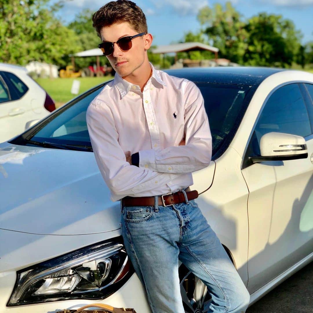 Dylan Dauzatのインスタグラム：「Just this month alone, my company inspected over $3.2 Million Dollars worth of Real Estate! This month is one for the books. Having a beer to that tonight.」