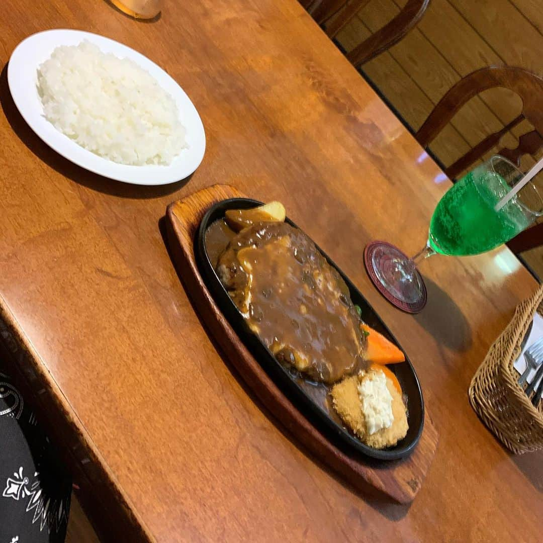 イルマニアさんのインスタグラム写真 - (イルマニアInstagram)「入間で飯食べるっていったらやっぱりここだよね🍴 レストランタジマのサービスジャンボハンバーグ✨ 前に　@pop_step_asahi さんもテレビで紹介してたけど　「入間と言ったらイルマニア❗️」って言ってくれたらしい🙏 知ってくれてたことにめっちゃ嬉しかった🙏 漫画家の麻生先生(俺の小学、中学の同級生)も地元に帰ると寄る場所。 有名人もそうでない人もみんなが大好きな老舗のレストラン✨ 是非皆さん、入間に来たら食べに来てください❤️ #イルマニア#mcma#ハンバーグ#レストランタジマ#メロンソーダ」6月28日 9時35分 - mcma0821