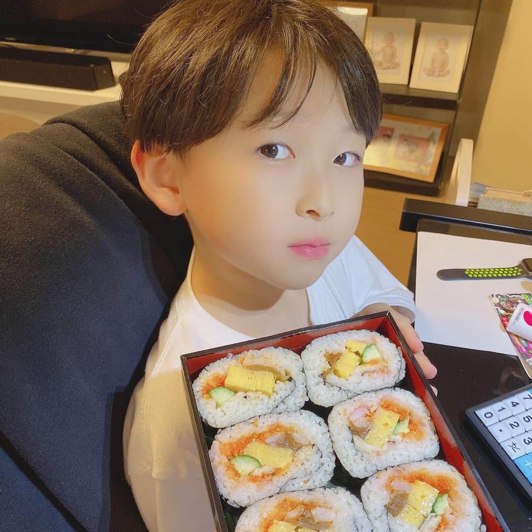 高村凛のインスタグラム：「おはよん🌞 最近仕事が忙しくて全然投稿出来てなかった〜 😭 お土産にもらった太巻き💕  子供たちと美味しくいただきました😆🙏 今日も仕事行ってきまーす🙋‍♀️☀️😆☂️ #お土産 #寿司屋のおみや」