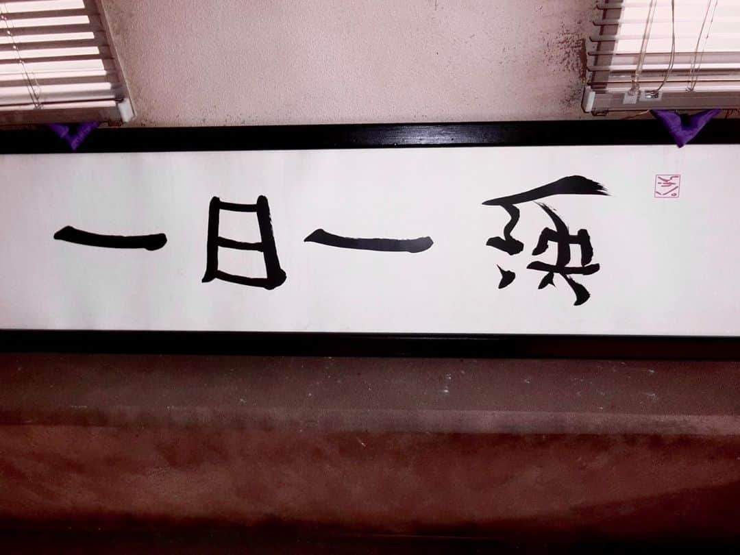 ぺえさんのインスタグラム写真 - (ぺえInstagram)「私から感謝の気持ち🤝💕 #ありがとうファントミ　 #ひみつ戦士ファントミラージュ #本日最終回でした #約1年3ヶ月ありがとうございました #集合写真は去年です  #もうこの仕事辞めようかなと本気で思ってたタイミングでアベコベ刑事役のお話を頂きました #喘息になり咳も止まらず #突発性難聴で耳も聞こえなくなり #もうダメだって思ってた頃でした #まだこの仕事を辞めるなってことなのかなと信じて始まったファントミの撮影 #あの時本当に辞めずにアベコベ刑事に出会えて良かった #とにかく撮影現場がいつも温かくて本当に幸せでした #スタッフさんもエキストラの皆さんも全員でひとつになれる瞬間が心地よかった #バラエティはどこか戦場でギスギスしてるけどドラマはひとつになれてるって瞬間が多くて胸が熱くなりました #悩み苦しんでいた私を救ってくれたのがこのファントミラージュでした #人生で初めての演技 #初めての挑戦は自分を強く変えてくれました #人生で一番苦しかった時に人生で初めての挑戦 #勇気を出して本当に良かったと全てをやり遂げた今本気で思えます #苦しい時こそ負けそうな自分をグッと堪えて知らない世界に飛び込んだら新しい自分に出会えました #また演技ができるチャンスがあれば挑戦してみたいです  年齢がどうとか見た目がどうとか周りにあれこれ言われても自分の道を自由に強く生きていってください  #アベコベ刑事からの子供たちへのメッセージです  #ファントミを愛し続けてくれた皆さん本当にありがとうございます #来月は映画館でお会いしましょう #ファントミ✌️💖」6月28日 9時42分 - peey