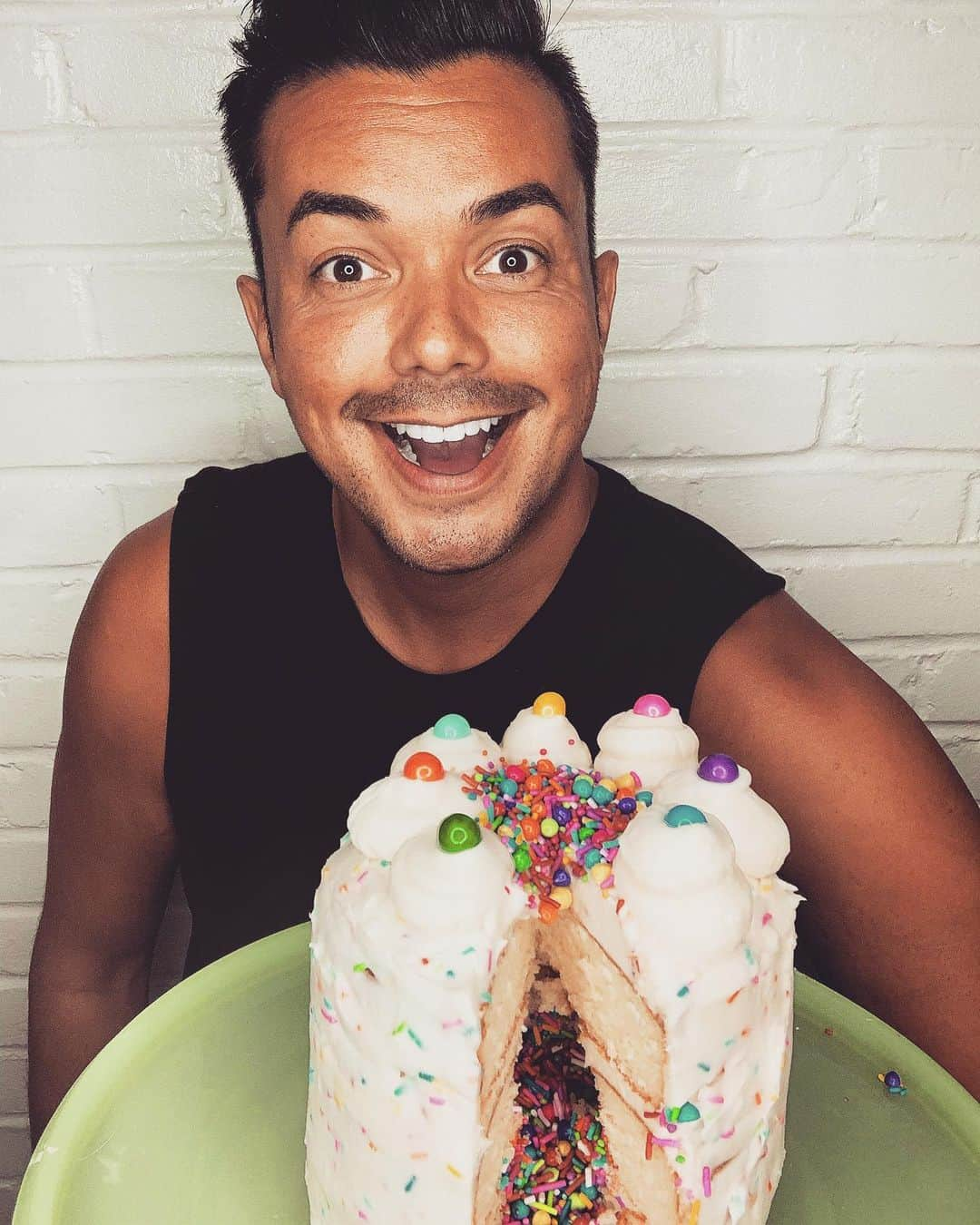 アンソニー・ラモスさんのインスタグラム写真 - (アンソニー・ラモスInstagram)「I made a 🌈cake! Thank you @whatsupdanny & @frostingworks for the #Pride kit!  NO BAKING REQUIRED! #FrostBox sends you everything you need and then you get to do the fun part- decorate it!  Check out my stories for more from my sugar high!  Happy Pride!」6月28日 9時48分 - anthonyramosah