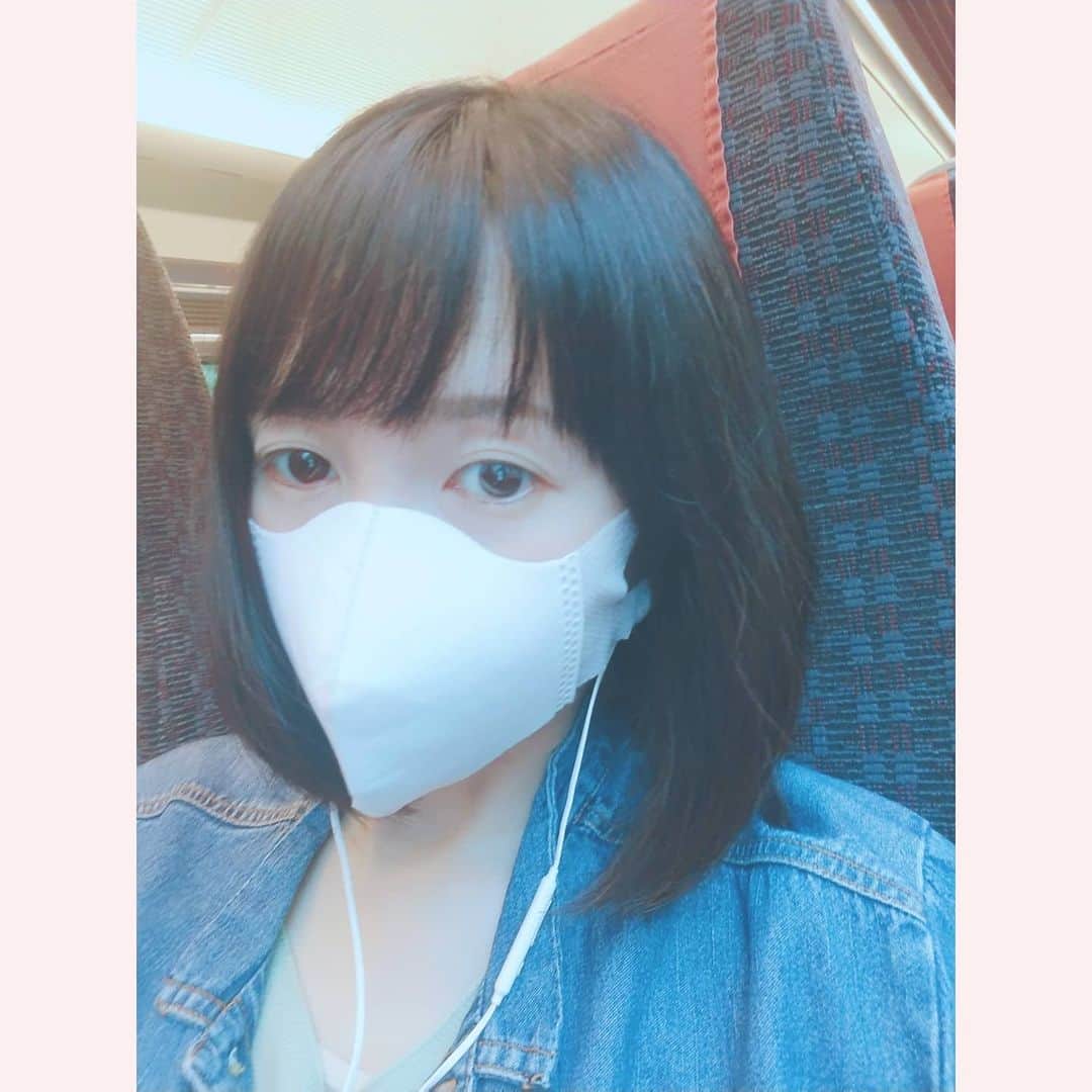 のインスタグラム：「せっかくのロマンスカーだけど 富士山なんて 見える気がしない。」