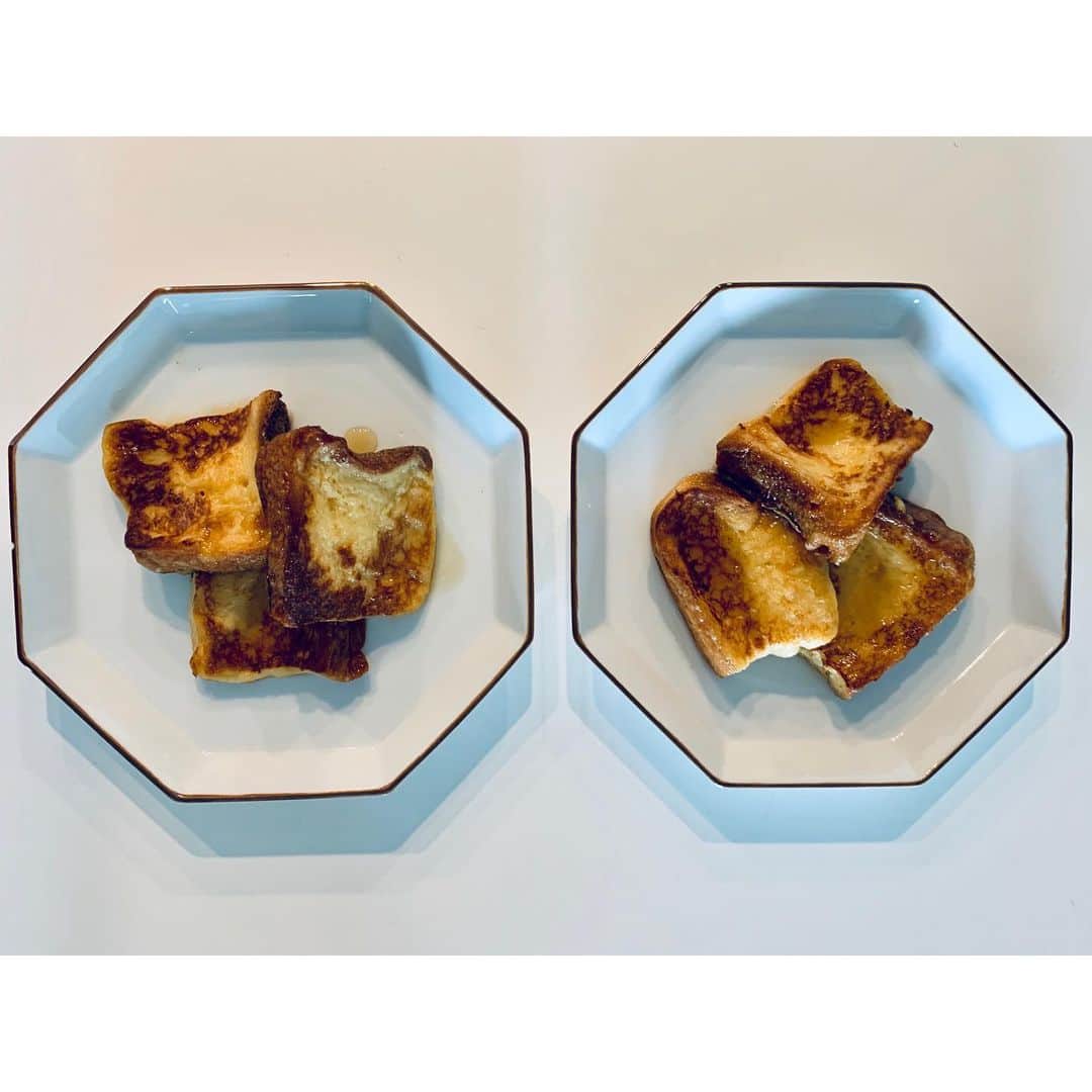 のインスタグラム：「🍞 たこ焼きの次に 得意な料理。 料理といったら 怒られる気もするけど… 昨日買った本の出番が 来ますように…🙏🏻 #フレンチトースト #義母に頂いたお皿 #八角形」