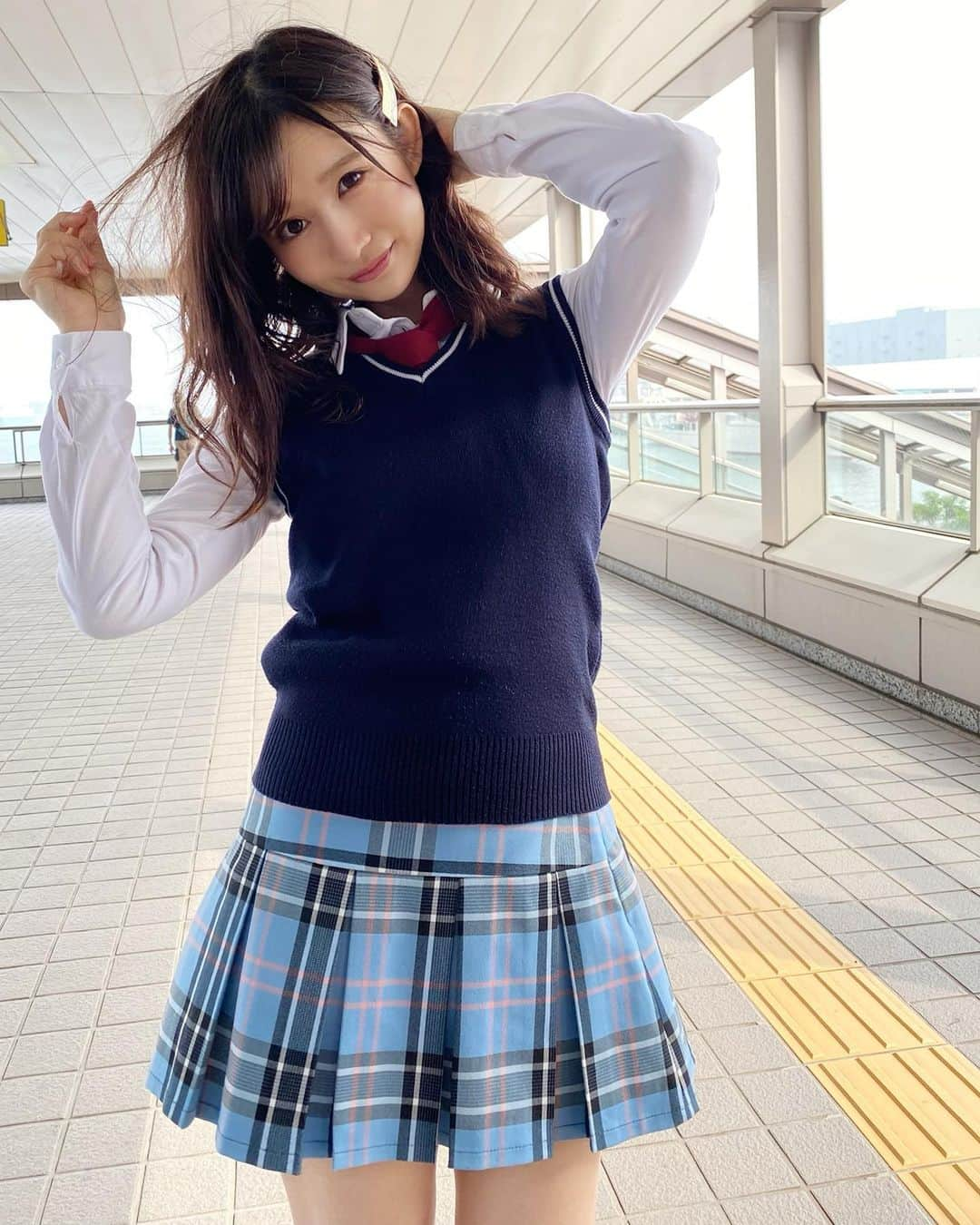 星奈あいさんのインスタグラム写真 - (星奈あいInstagram)「CHOAさん(@choa_japan)で制服着せてもらったよ☺️ 時間制で韓国のめちゃ可愛い制服がレンタルできて素敵な写真がたくさん撮れるの！ 店内もぴんくだし教室だしわくわくしたあ♡  わたしが今回いったのはビーナスフォートの中の店舗なんだけど原宿にも新店舗ができたみたいなのでみんなも着てみてね👶  #コラボカフェ#韓国カフェ#韓国風カフェ#韓国制服#制服レンタル#制服#ファッション #choa#お台場#ビーナスフォート #原宿#竹下通り#좋아요#소통그램#패션#星奈あい」6月28日 9時51分 - hoshina_r18