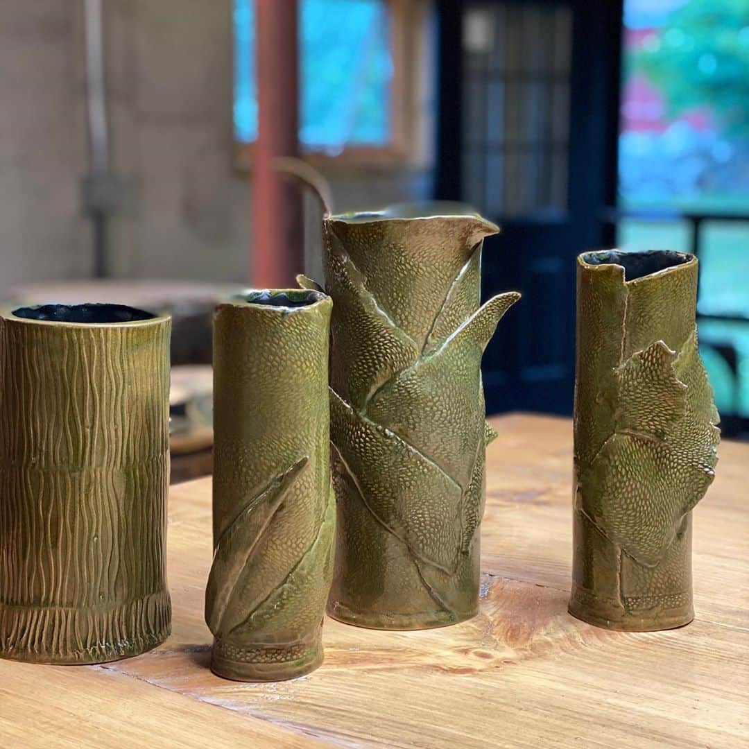 シェリ・ムーン・ゾンビのインスタグラム：「Fresh out of the kiln💚 #handbuiltpottery #beforeandafter #pothead」