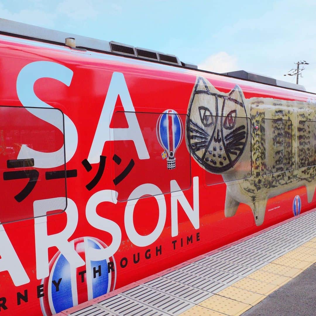 リサラーソンさんのインスタグラム写真 - (リサラーソンInstagram)「“最終電車ですよー！列車も、リサ展も今日まで！！⁠⠀ ⁠⠀⁠⠀ 陶芸の森での「リサ・ラーソン展」は、本日が最終日となります。。リサ・ラーソンの代表作である動物シリーズをはじめとした作品を車内外にデザインした信楽高原鐡道「リサ・ラーソン展」ラッピング列車も今日まで！⁠⠀⁠⠀ ⁠⠀ 開催の詳細については、滋賀県立陶芸の森HPでご確認ください。⁠（滋賀県立陶芸の森：https://www.sccp.jp/）⁠⠀⁠⠀ ⁠⠀⁠⠀ ================⁠⠀⁠⠀⁠⠀ トンカチストアはプロフィールのリンクよりご覧いただけます。⁠⠀⁠⠀⁠⠀ ⁠ →@lisalarsonjp⁠⠀⁠⠀ ⁠⠀⁠⠀ ➡️TONKACHI STOREでもリサ・ラーソンの情報をお届けしております。⁠⠀⁠⠀ ぜひフォローしてくださいね。⁠⠀⁠⠀ →@tonkachi_store⁠⠀⁠⠀ ⁠⠀⁠⠀⁠⠀ ⁠⠀⁠⠀ #LisaLarson #リサラーソン #tonkachi #トンカチ #tonkachistore #トンカチストア #🔨#Sweden #スウェーデン #北欧 #北欧インテリア #北欧雑貨 #北欧ライフスタイル #ceramic #陶器 #陶芸家 #信楽 #リサ展 #陶芸の森」6月28日 10時02分 - lisalarsonjp