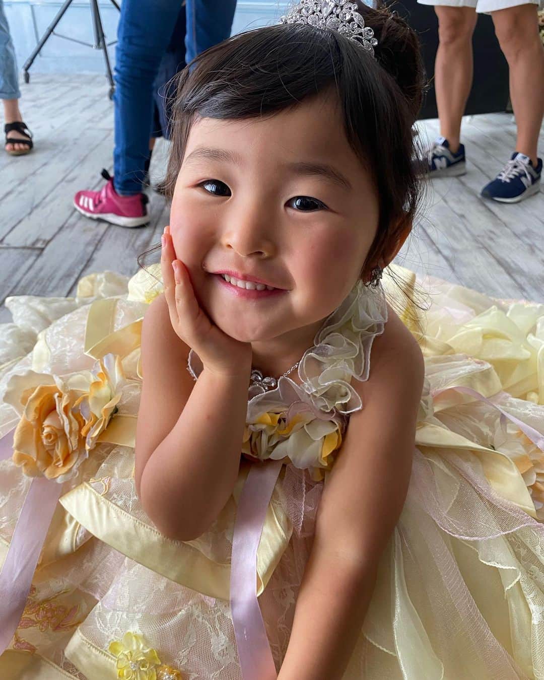 仲嶺梨子のインスタグラム：「. 写真館での撮影📸 プリンセス大好きな娘は終始ご機嫌で自らポージング❤️ . #撮影#娘#3歳#プリンセス#女の子ママ」