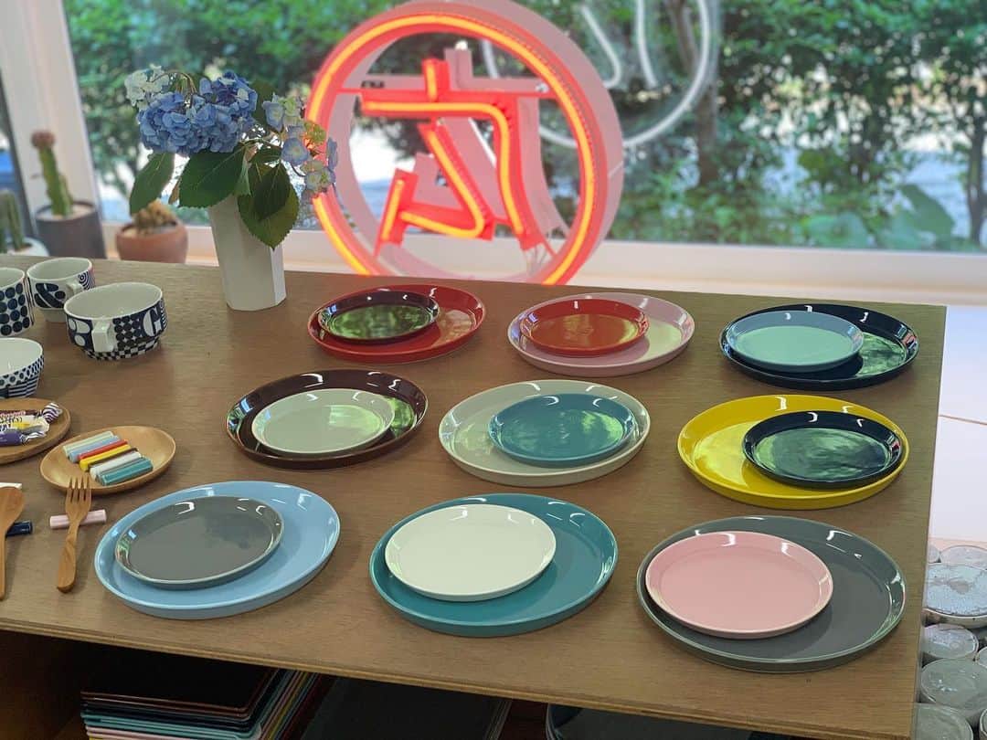 のインスタグラム：「おはようございます🌞﻿ マルヒロ直営店オープンいたしました！﻿ お店でも人気のHASAMI SEASON01シリーズ🍽 カラーが豊富で組み合わせが何通りもあることも魅力のひとつです！﻿ お店でゆっくり自分好みの色合わせを見つけてみてください🌈﻿🐶 本日も17時までよろしくお願い致します。﻿ ﻿ ﻿ #マルヒロ ﻿ #マルヒロ直営店﻿ #マルヒロオンラインストア﻿ #まるひろ﻿ #maruhiro ﻿ #HASAMI﻿ #BARBAR﻿ #波佐見焼﻿ #波佐見焼き﻿ #波佐見町﻿ #やきもの﻿ #うつわ﻿ #ceramics﻿ #pottery﻿ #ブロックマグ﻿ #プレート ﻿ ﻿」